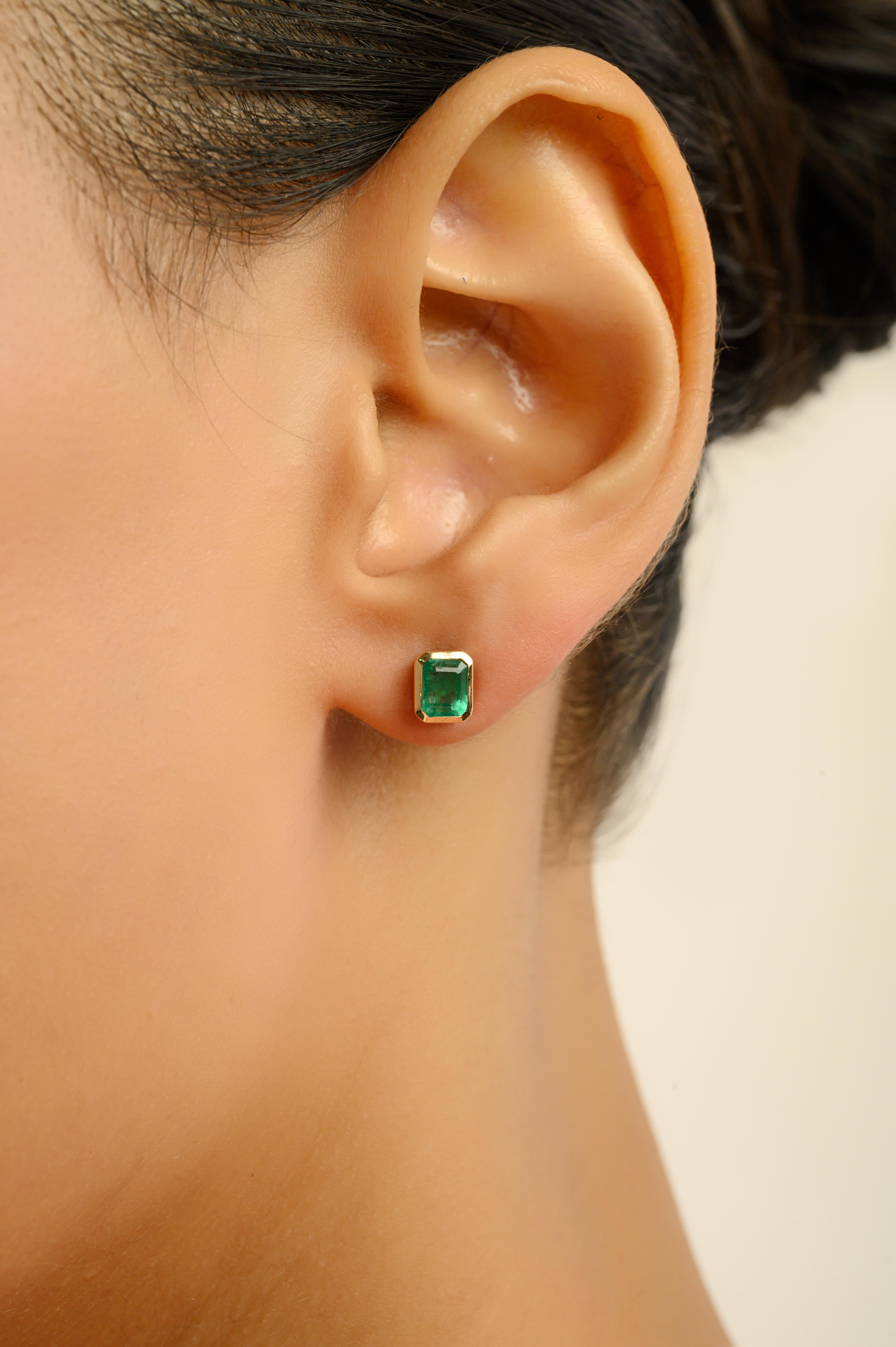 Taille octogone VR Jewels - Clous d'oreilles en or jaune 14 carats sertis d'une émeraude octogonale avec chaton en vente