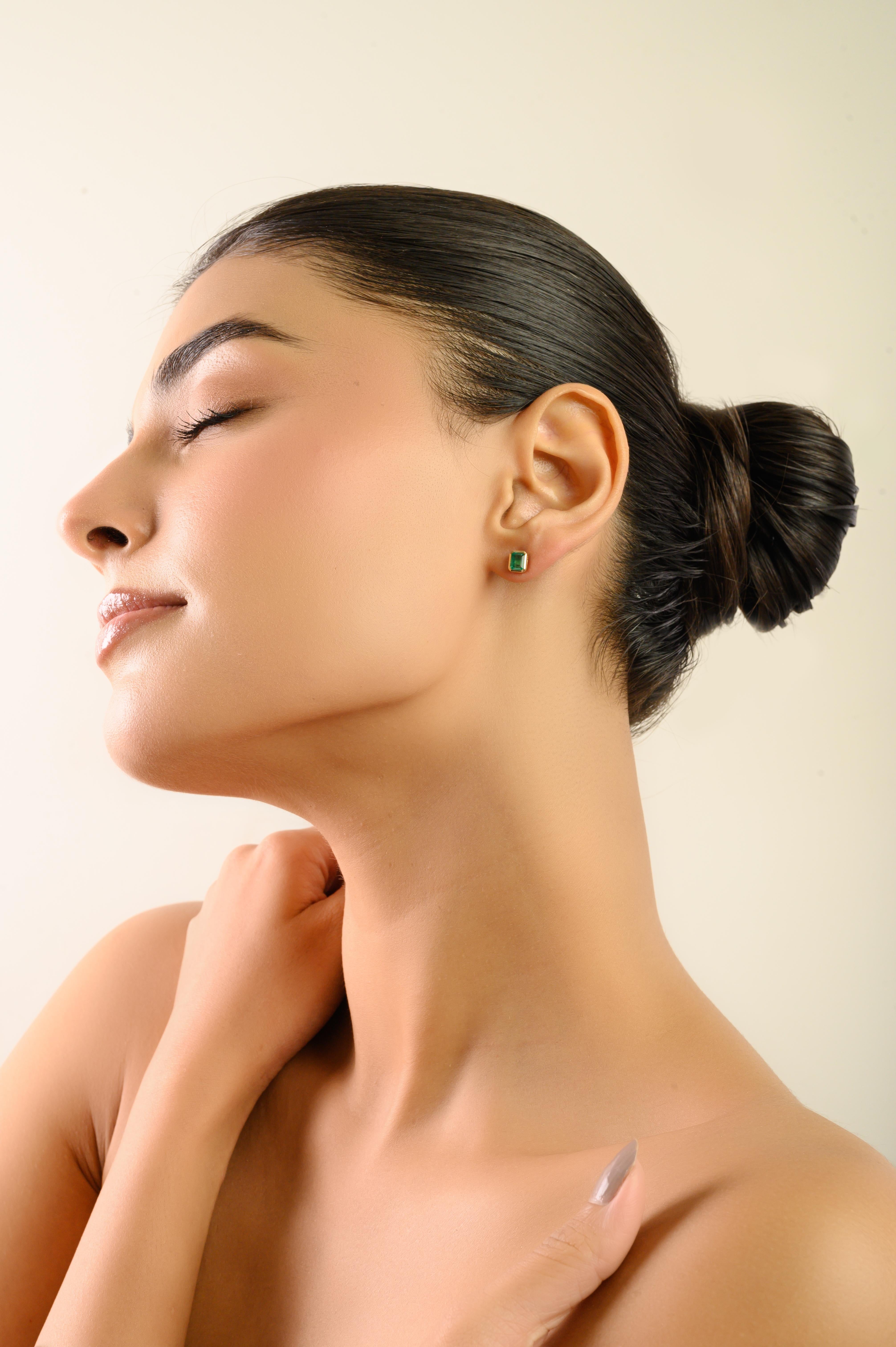 VR Jewels - Clous d'oreilles en or jaune 14 carats sertis d'une émeraude octogonale avec chaton Pour femmes en vente