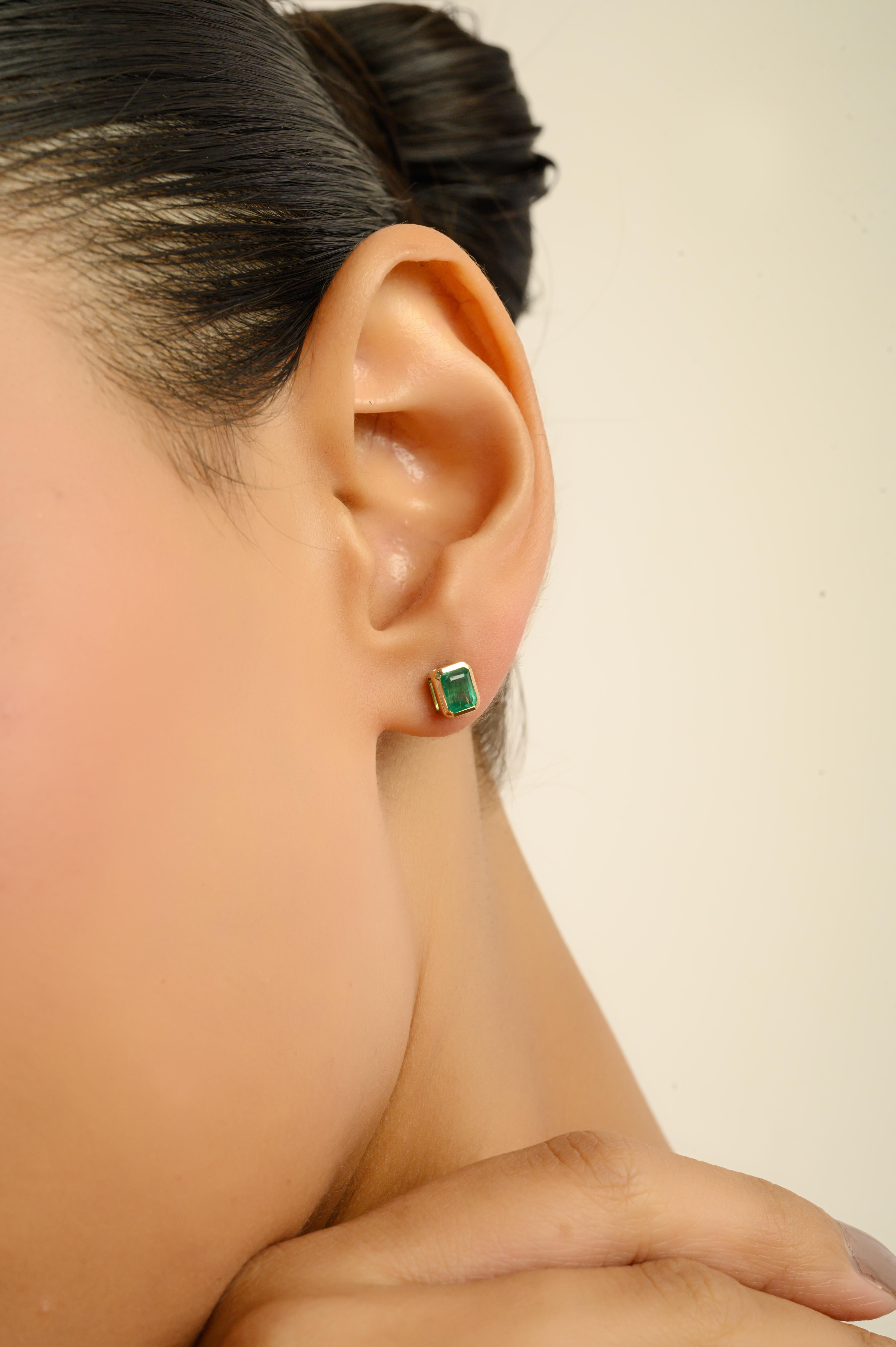 VR Jewels - Clous d'oreilles en or jaune 14 carats sertis d'une émeraude octogonale avec chaton en vente 2