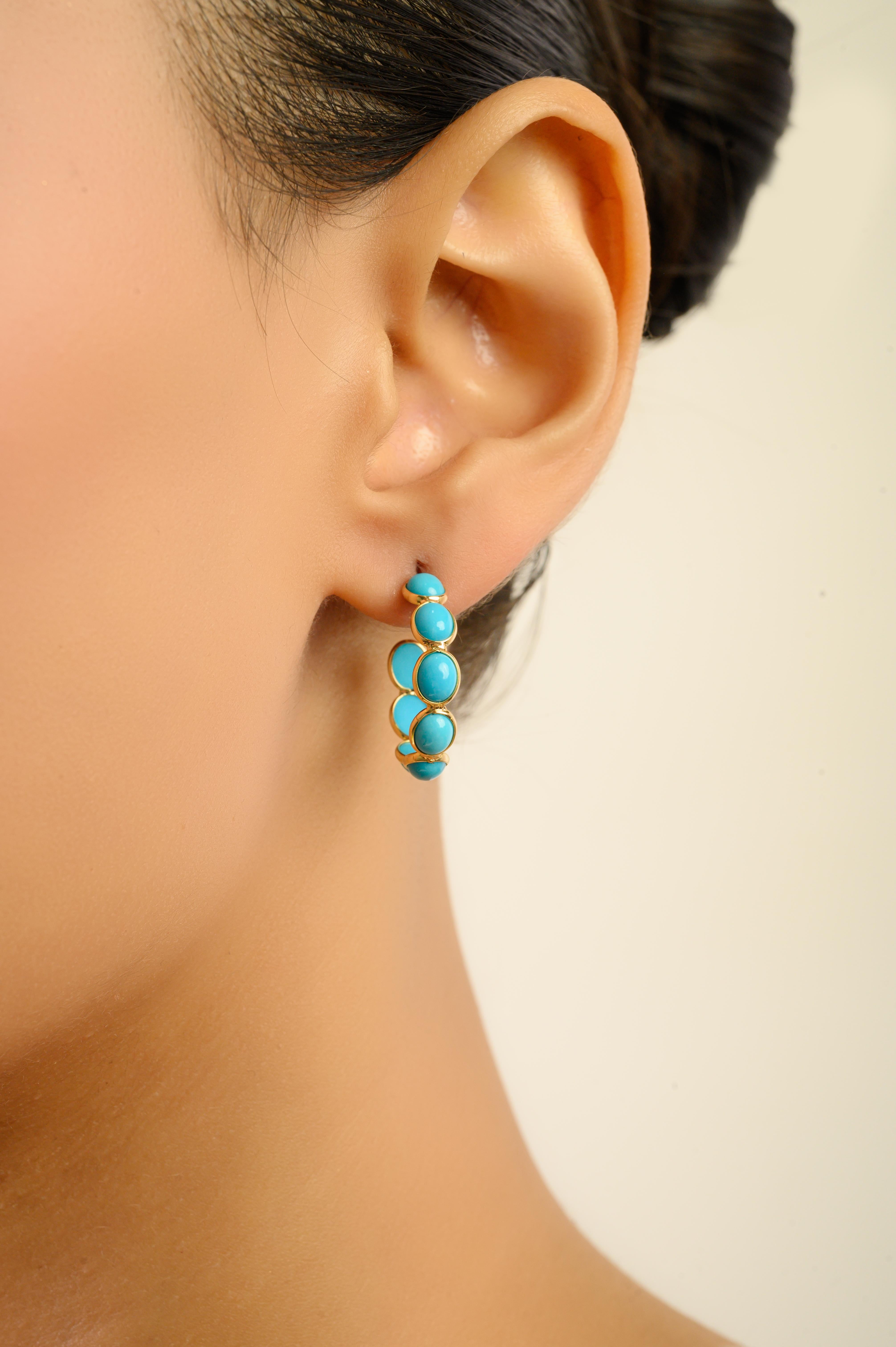 Ces élégantes boucles d'oreilles présentent 1,25 carats de turquoise cabochon naturelle, chaque pierre mesurant environ 4,3 x 3,5 mm et étant solidement sertie dans un chaton en or jaune 18 carats. Les boucles d'oreilles mesurent environ 0,8 pouce
