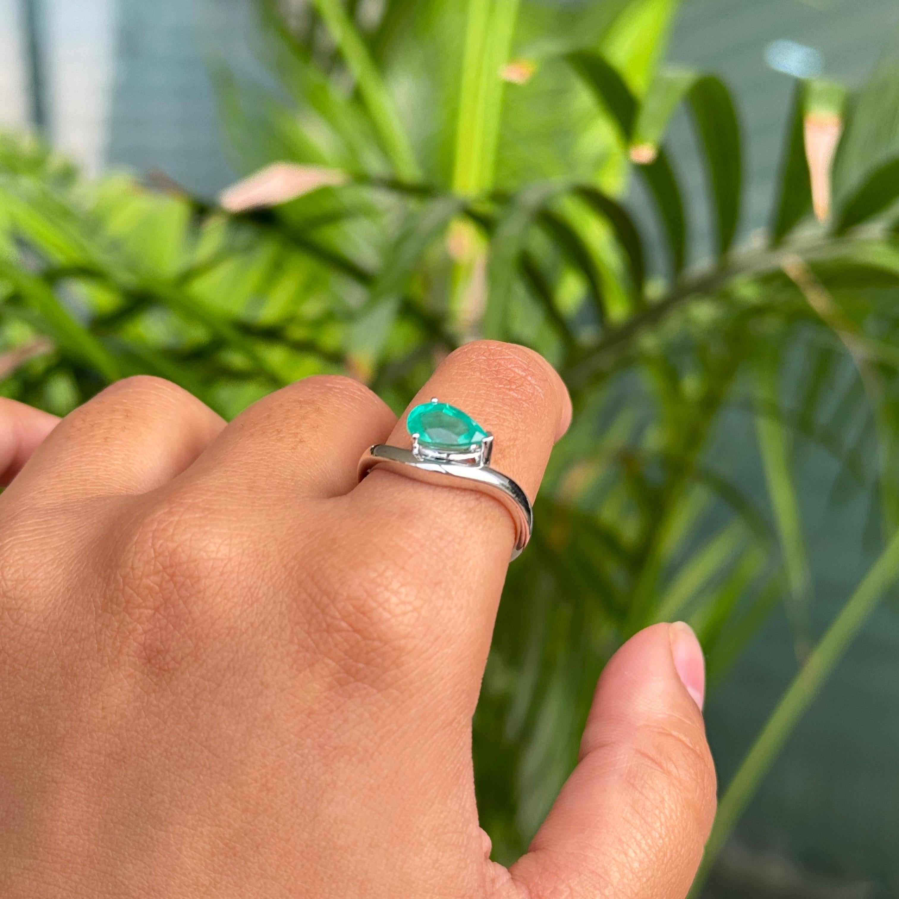 En vente :  VR Jewels Bague en or blanc massif 14 carats de 1,31 carat d'émeraudes zambiennes en forme de poire 10