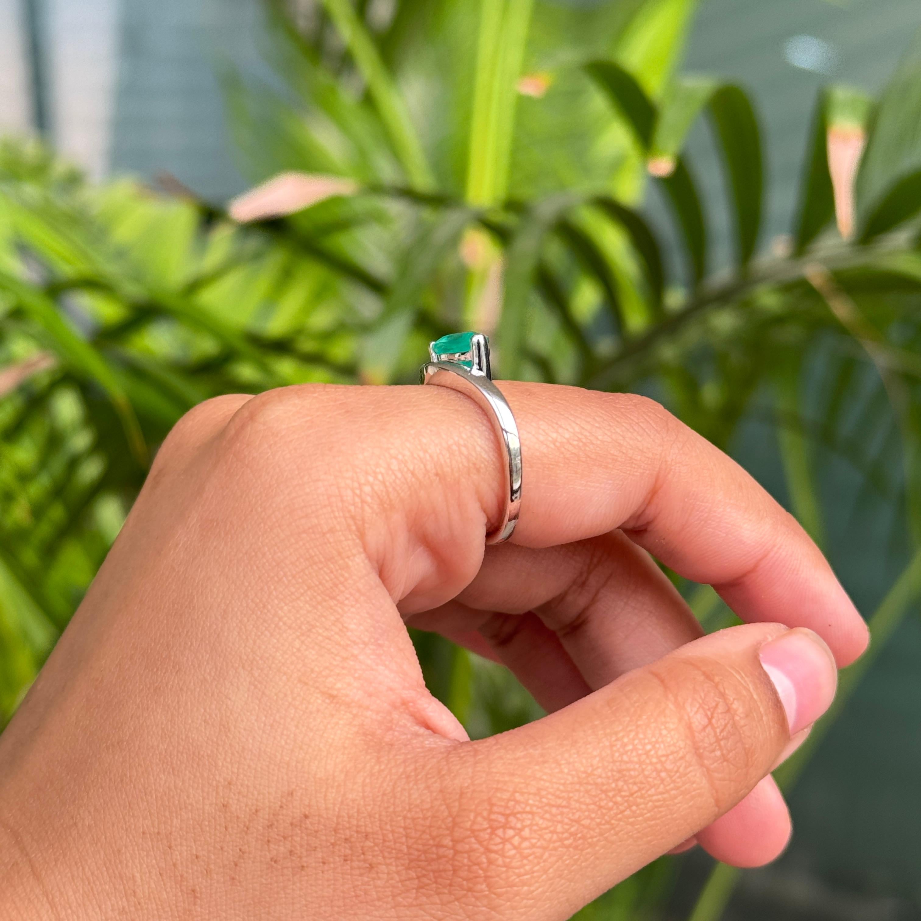 En vente :  VR Jewels Bague en or blanc massif 14 carats de 1,31 carat d'émeraudes zambiennes en forme de poire 11