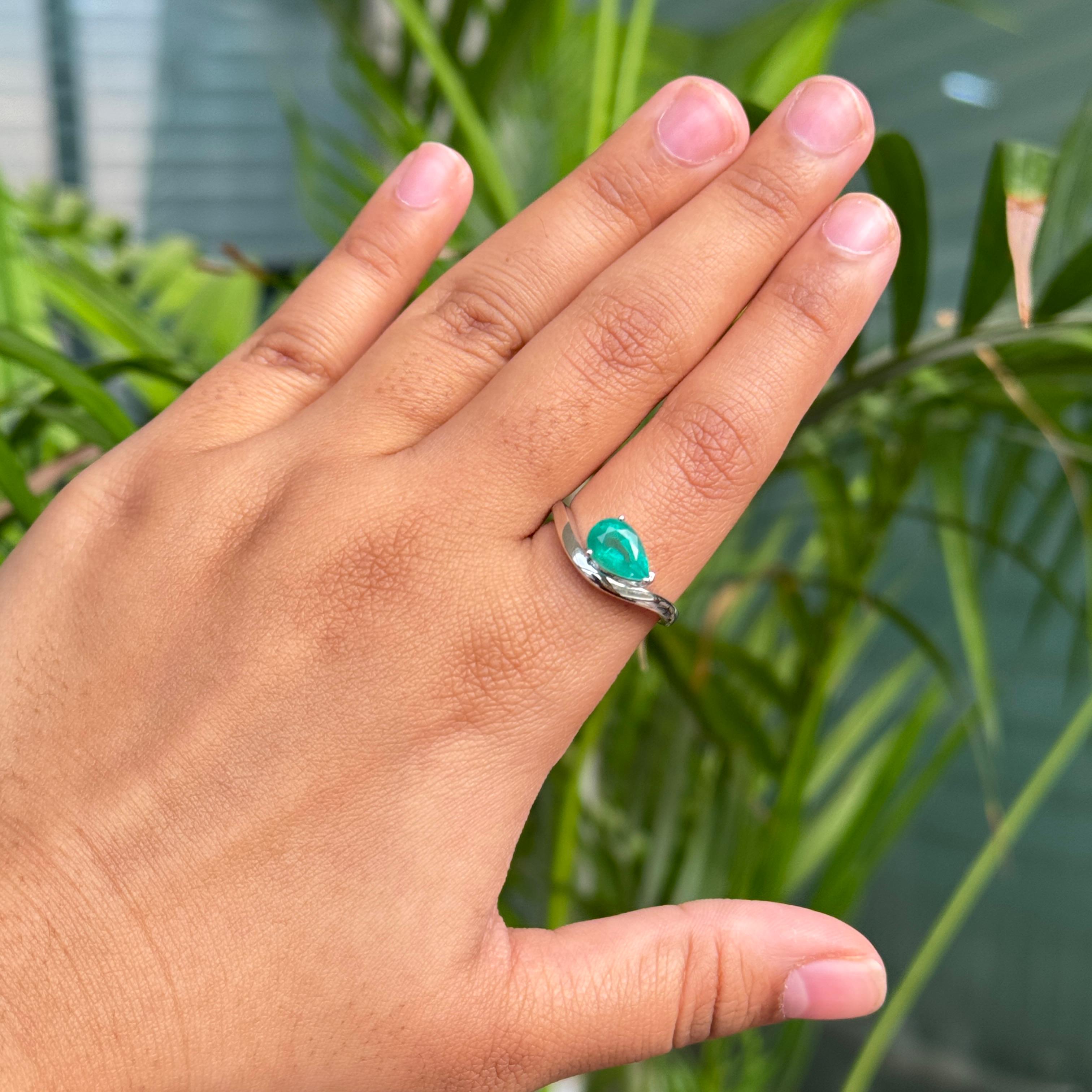 En vente :  VR Jewels Bague en or blanc massif 14 carats de 1,31 carat d'émeraudes zambiennes en forme de poire 12