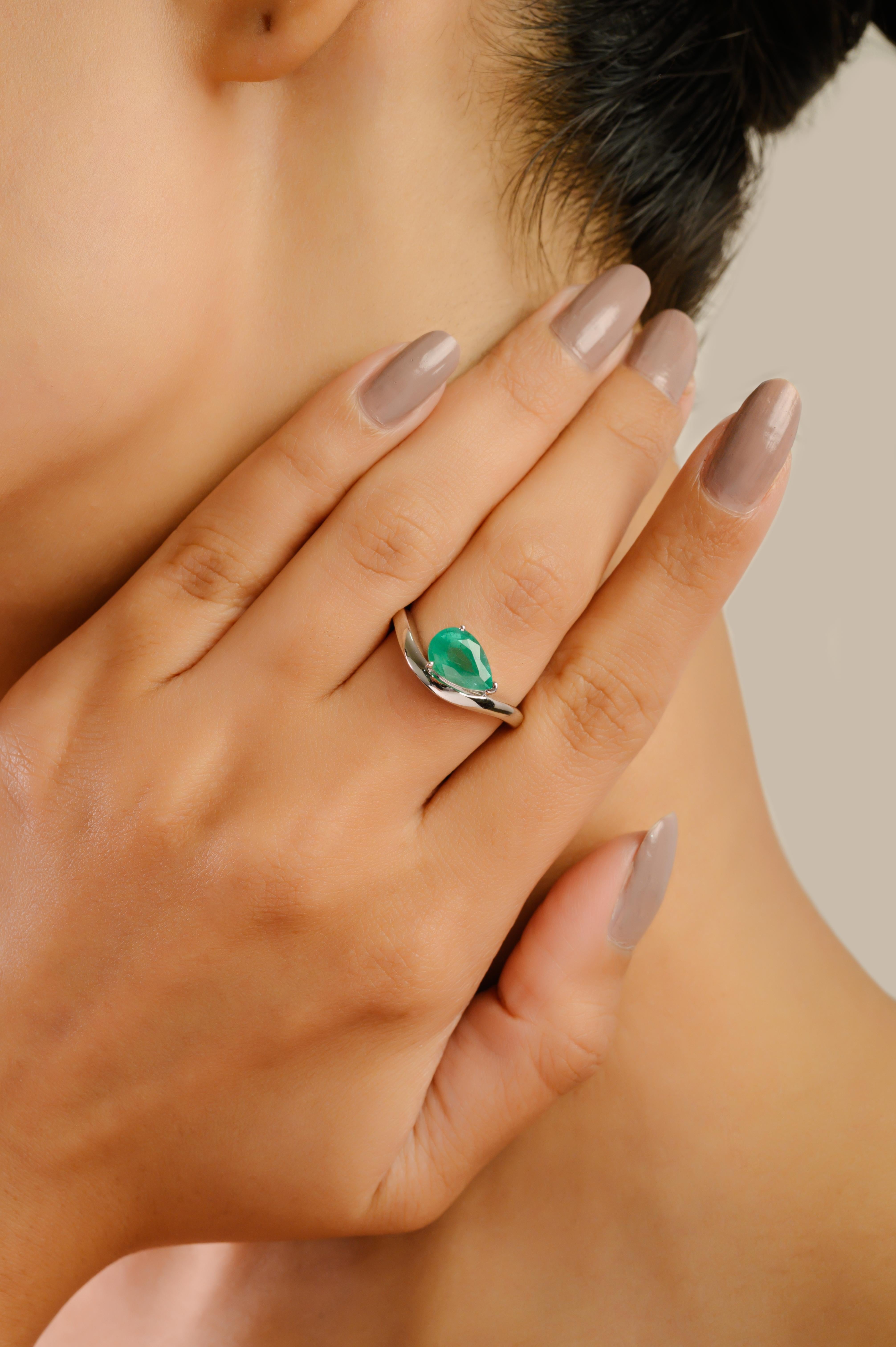 En vente :  VR Jewels Bague en or blanc massif 14 carats de 1,31 carat d'émeraudes zambiennes en forme de poire 4