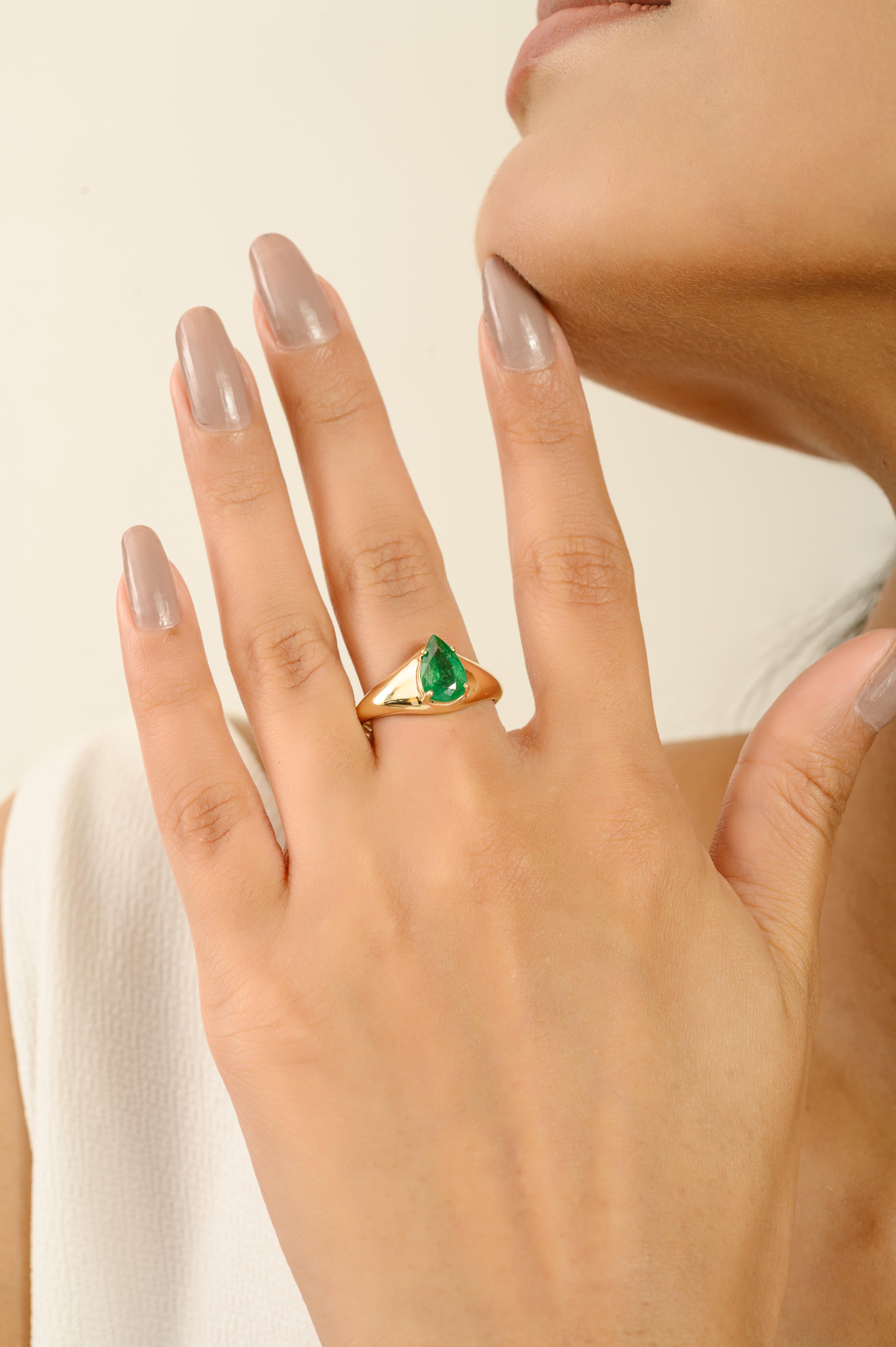 For Sale:  VR Jewels 14K Solid Yellow Gold Signet Unisex Ring with Pear Shaped Emerald 8