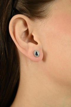 VR Jewels Boucles d'oreilles en or blanc 14 carats saphir bleu ovale naturel et diamant en halo