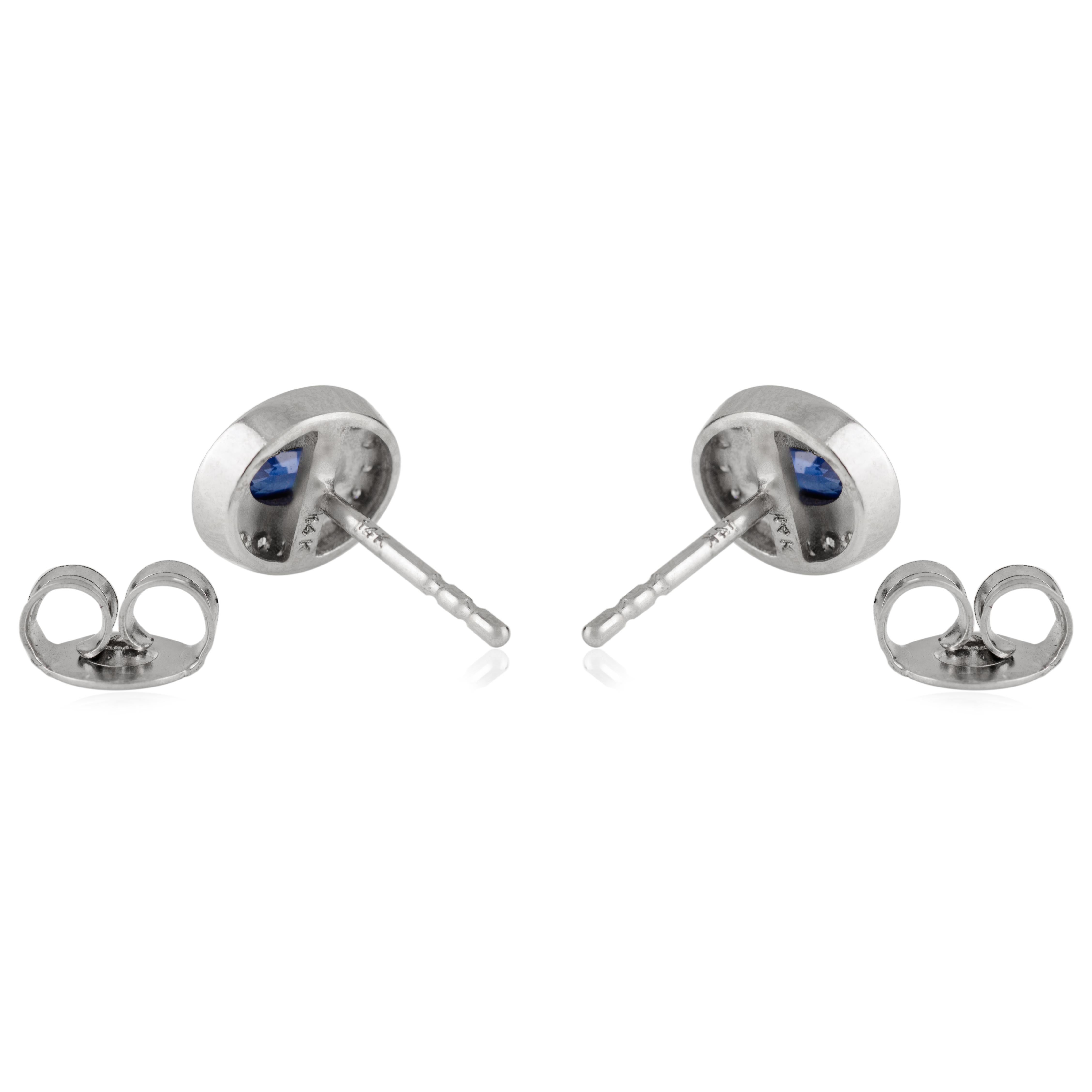 Art déco VR Jewels Boucles d'oreilles en or blanc 14 carats saphir bleu ovale naturel et diamant en halo en vente