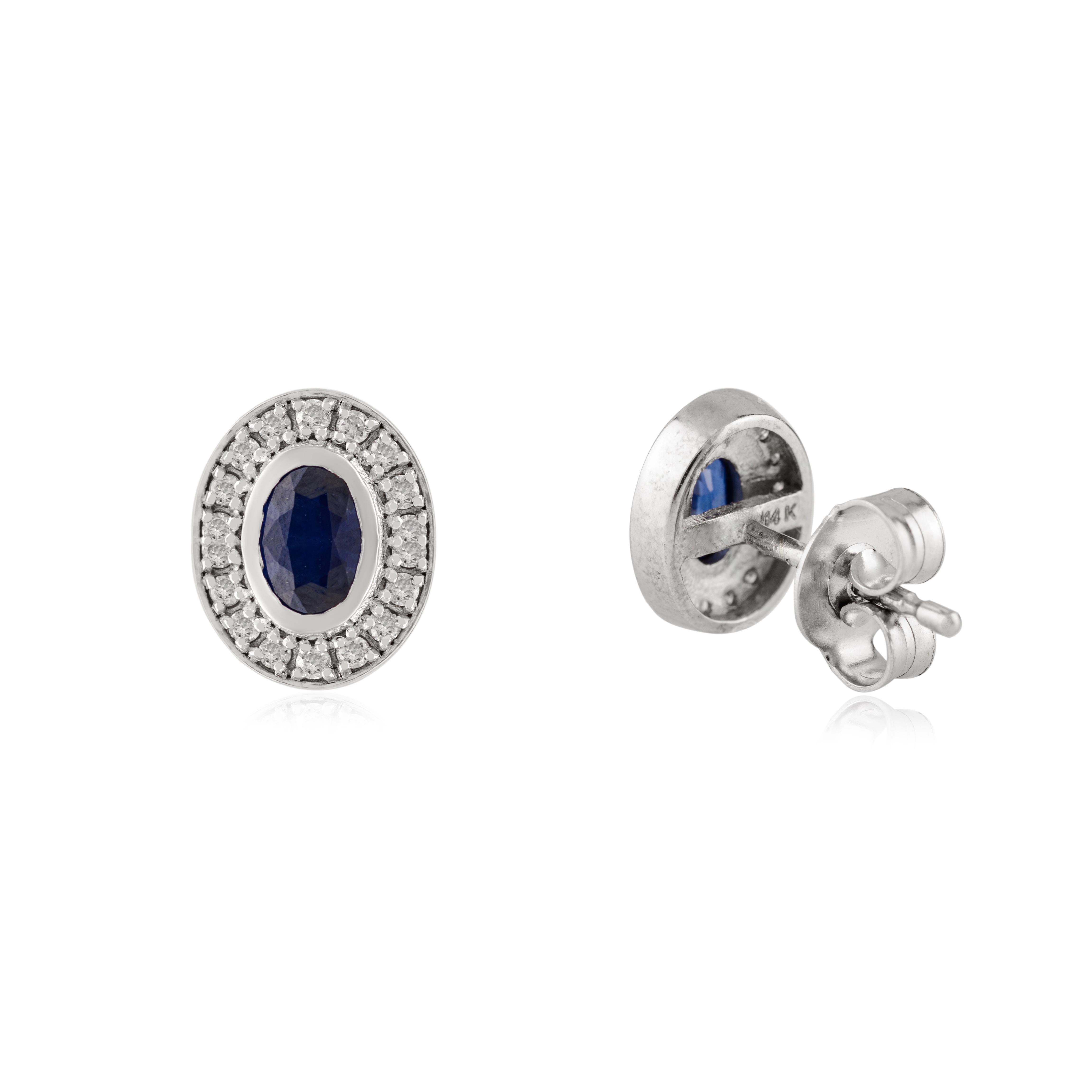 VR Jewels Boucles d'oreilles en or blanc 14 carats saphir bleu ovale naturel et diamant en halo Neuf - En vente à New York, NY