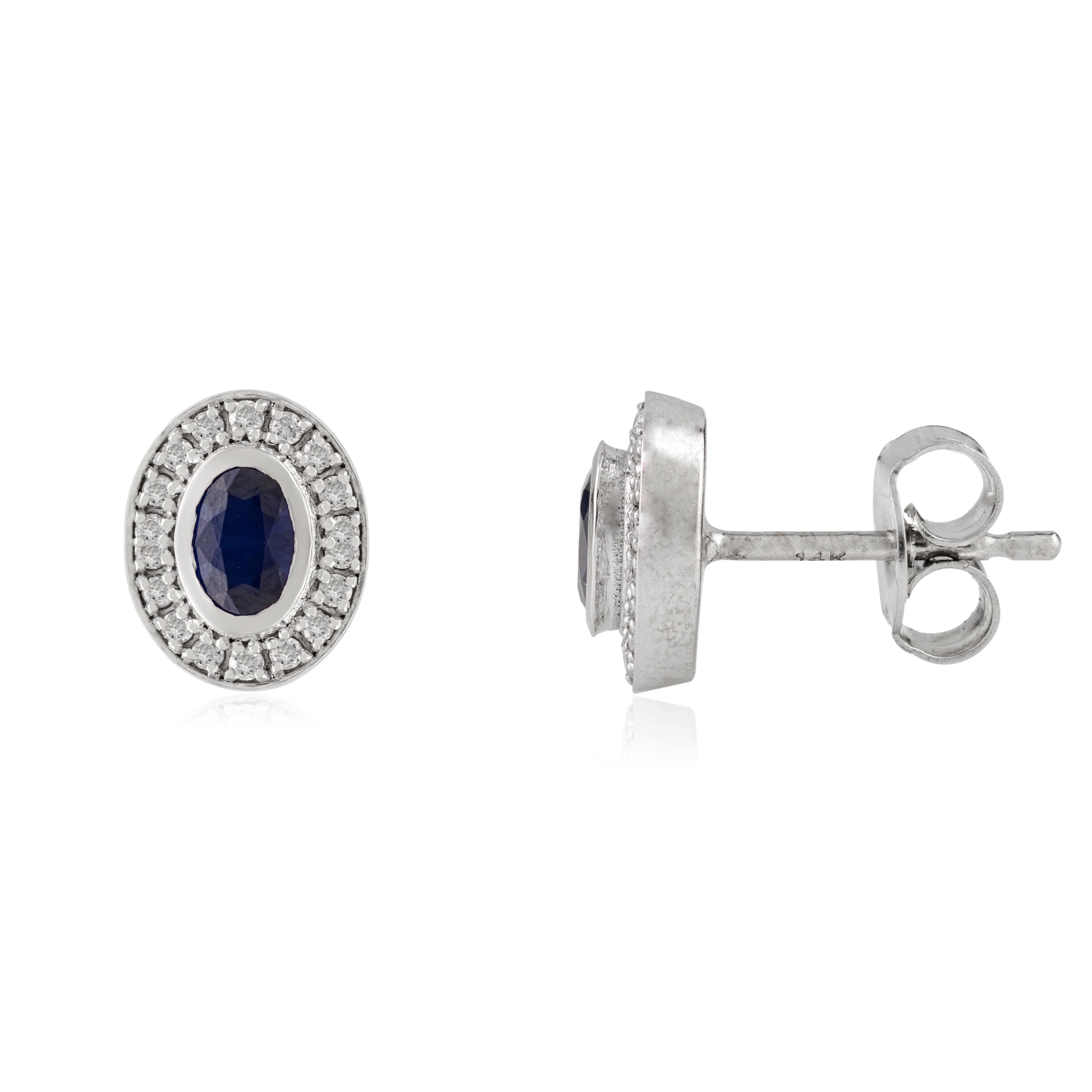 VR Jewels Boucles d'oreilles en or blanc 14 carats saphir bleu ovale naturel et diamant en halo en vente 1