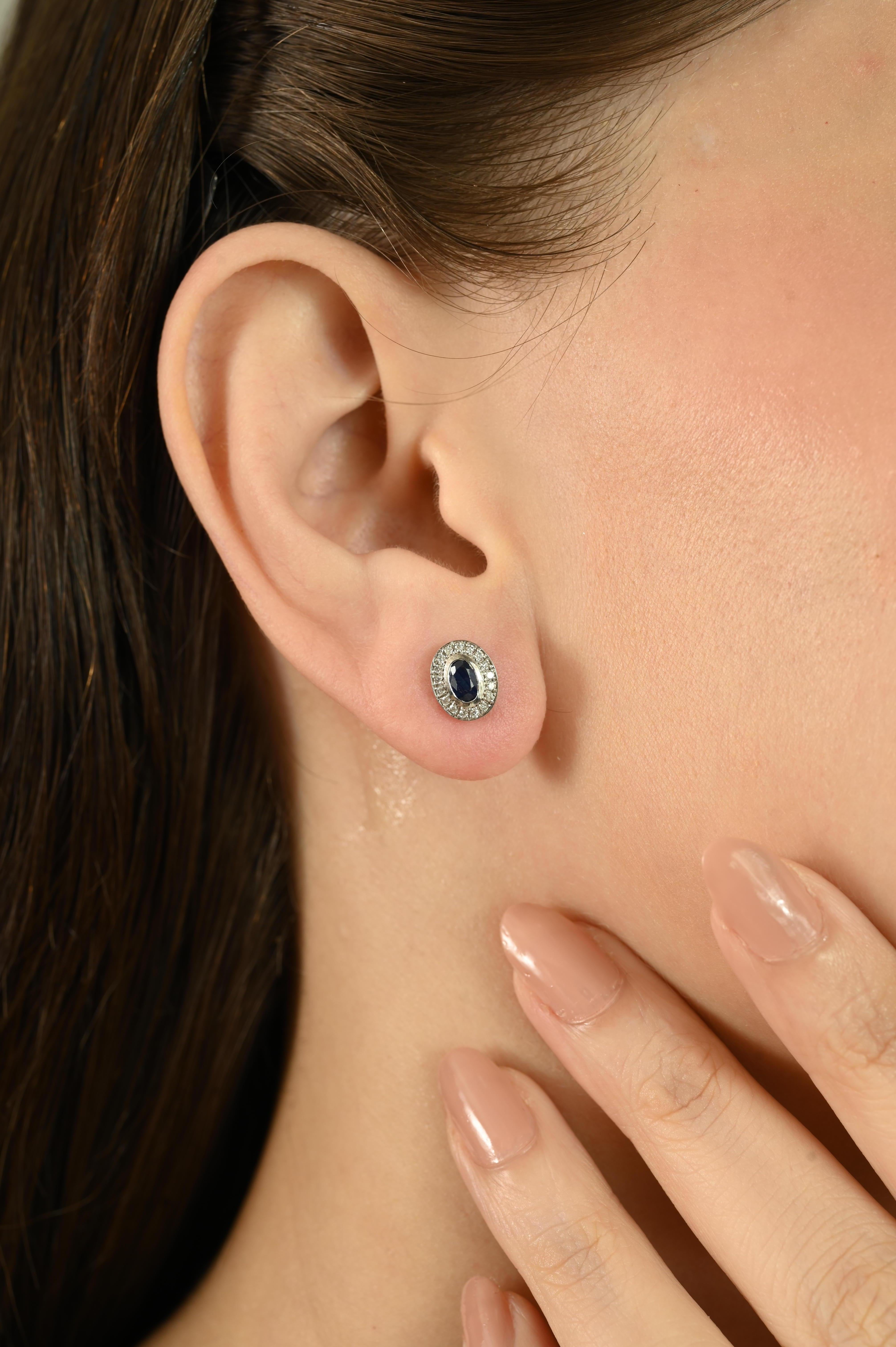 VR Jewels Boucles d'oreilles en or blanc 14 carats saphir bleu ovale naturel et diamant en halo en vente 2