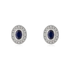 VR Jewels Boucles d'oreilles en or blanc 14 carats saphir bleu ovale naturel et diamant en halo