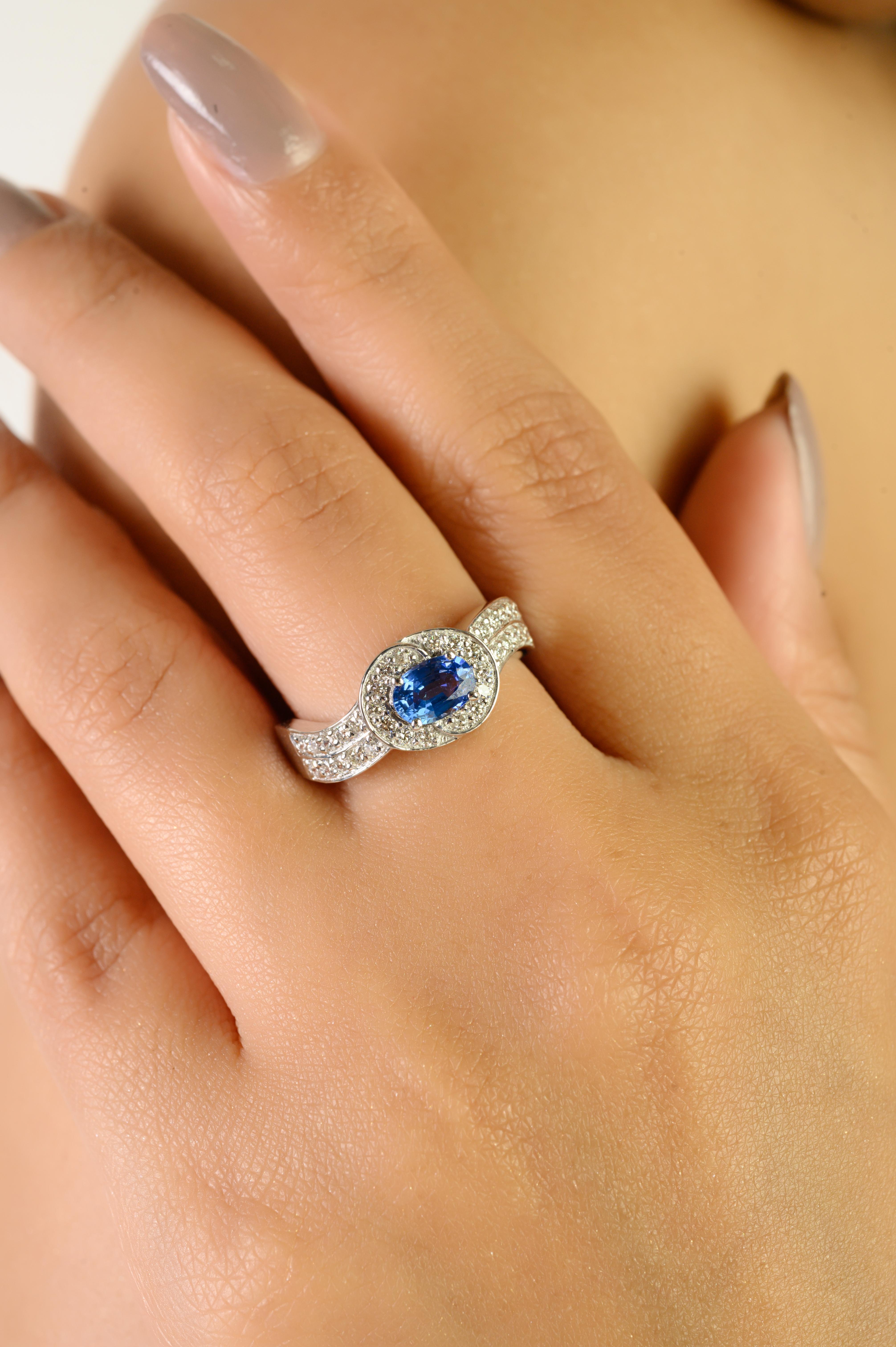 En vente :  VR Jewels Bague ondulée en or blanc 14 carats avec saphir bleu de taille ovale et diamant en halo 2