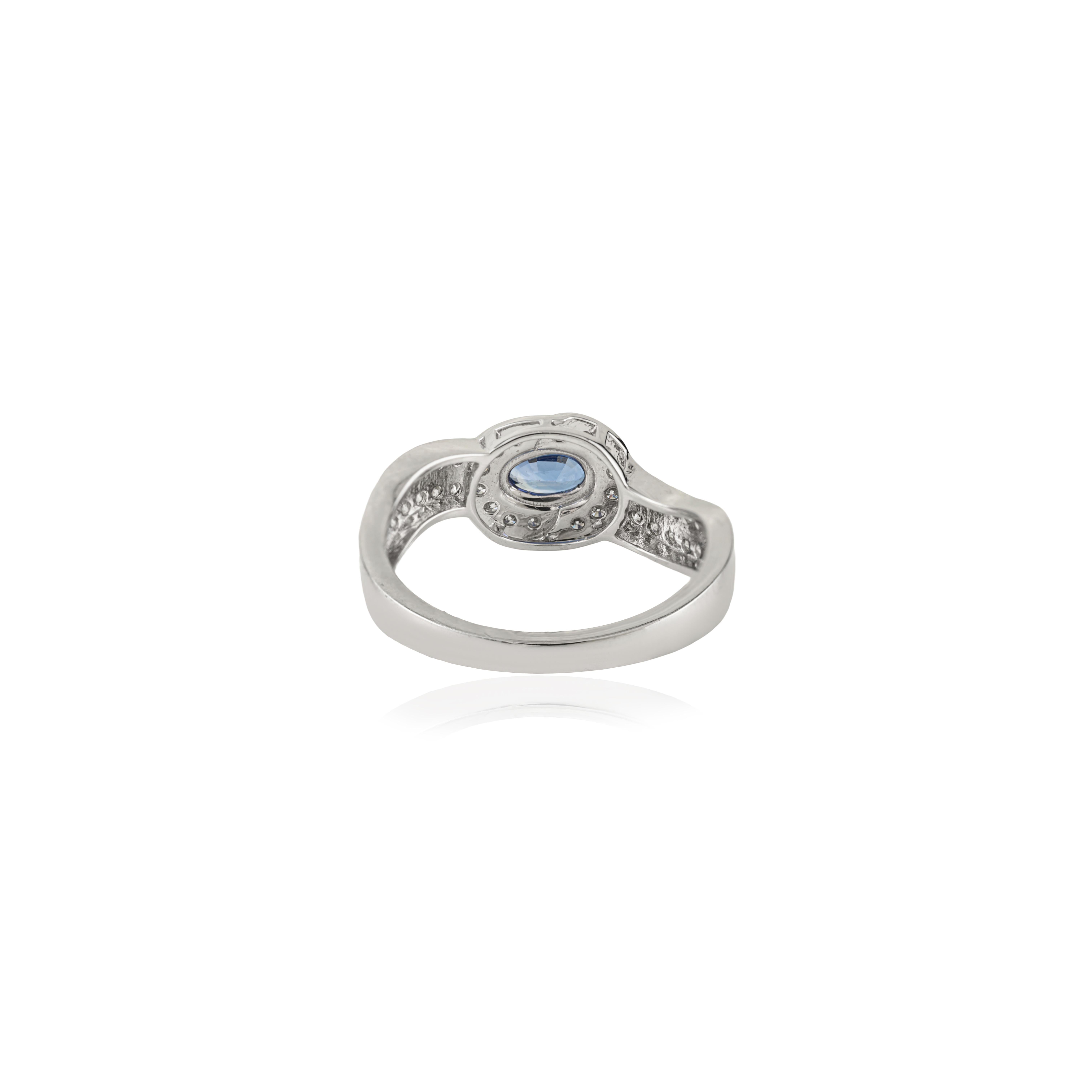 En vente :  VR Jewels Bague ondulée en or blanc 14 carats avec saphir bleu de taille ovale et diamant en halo 3