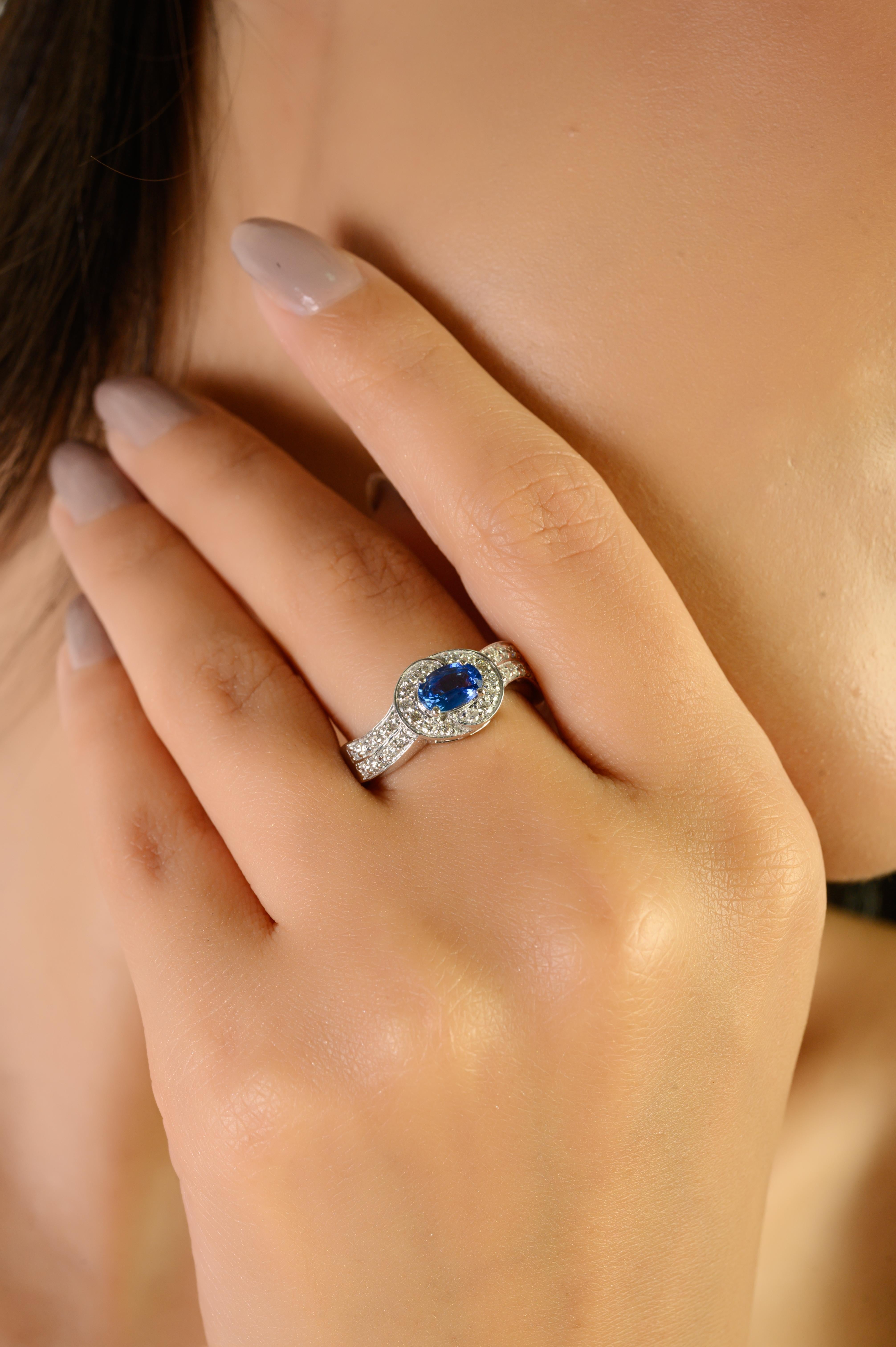 En vente :  VR Jewels Bague ondulée en or blanc 14 carats avec saphir bleu de taille ovale et diamant en halo 4