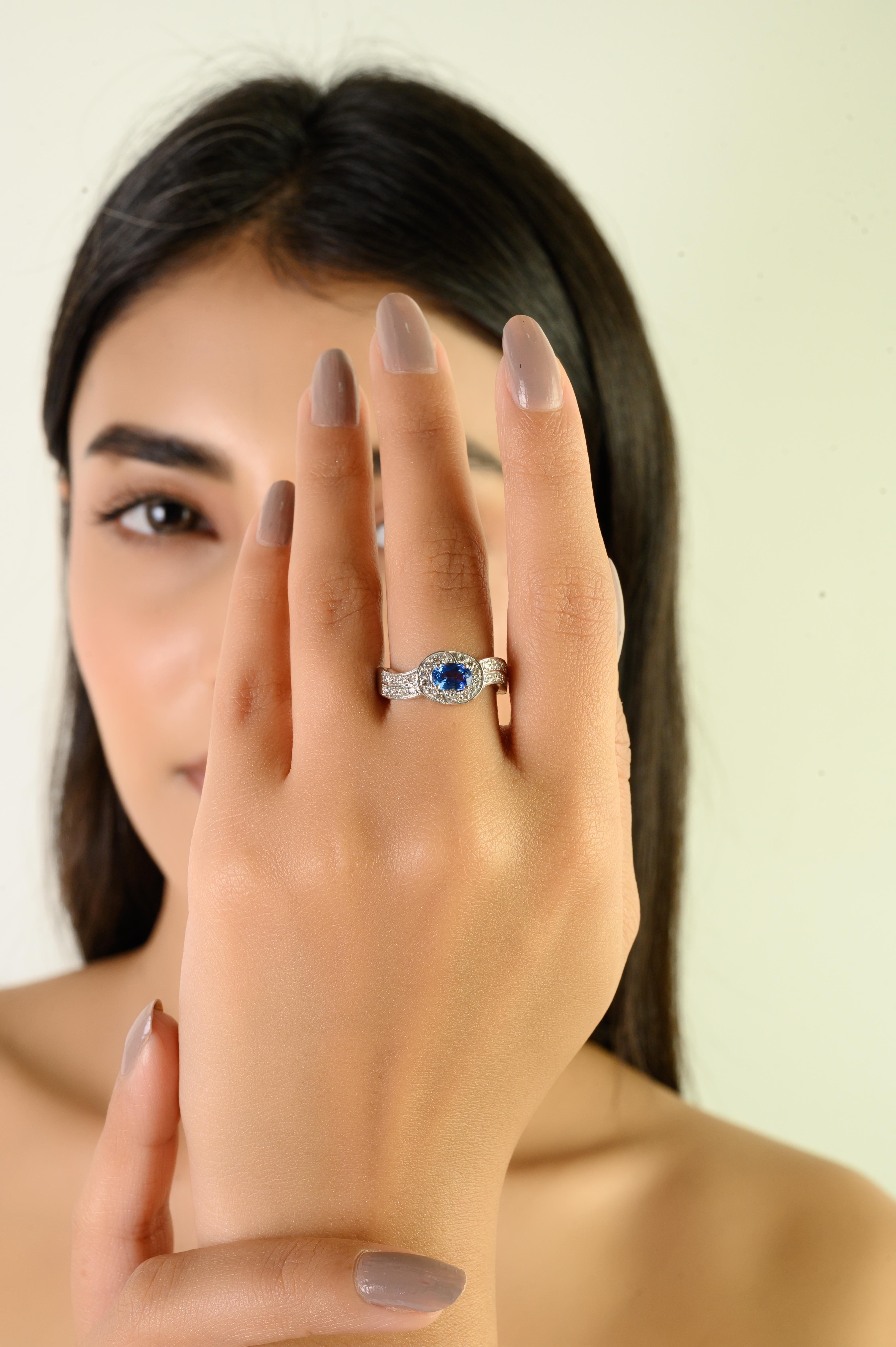 En vente :  VR Jewels Bague ondulée en or blanc 14 carats avec saphir bleu de taille ovale et diamant en halo 6