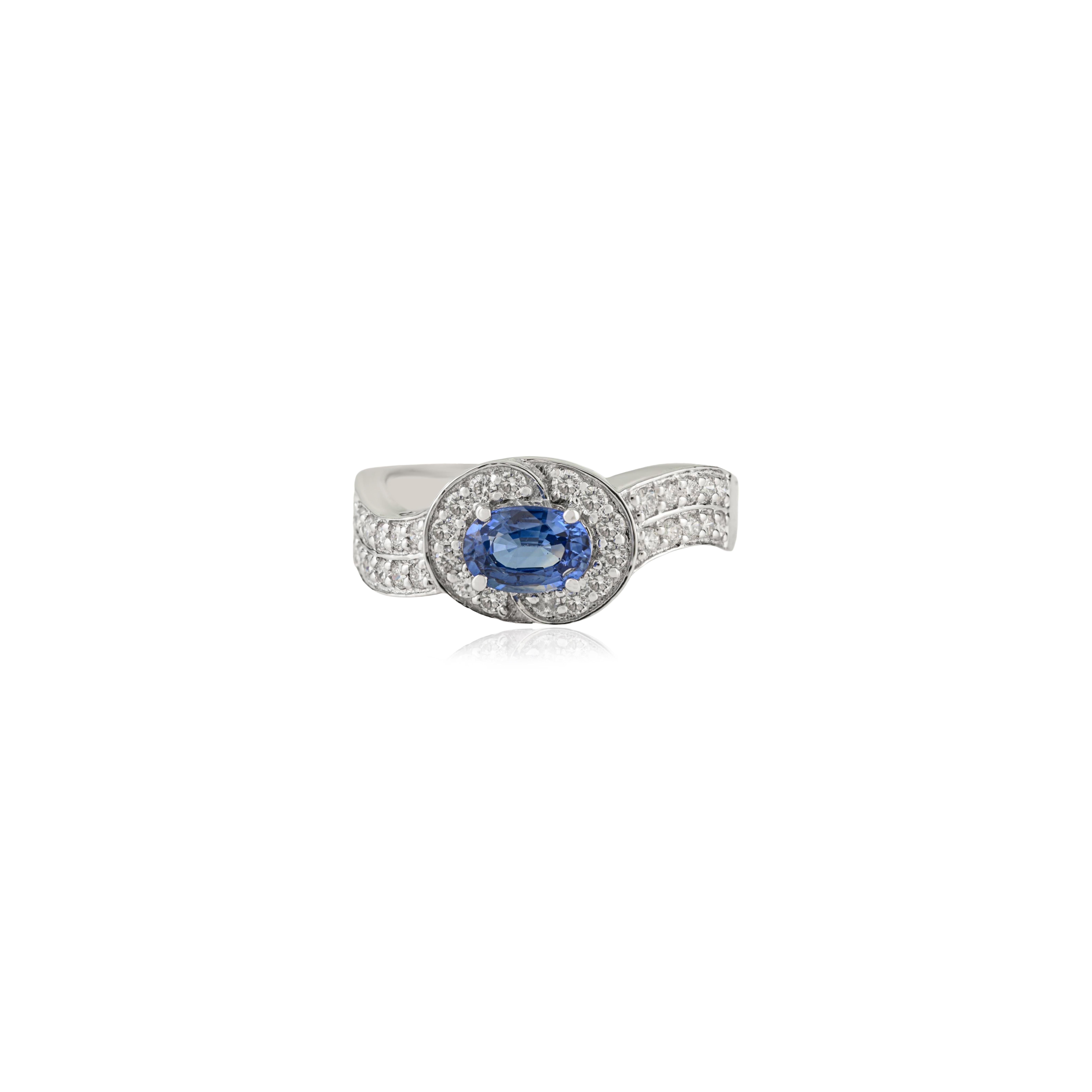 En vente :  VR Jewels Bague ondulée en or blanc 14 carats avec saphir bleu de taille ovale et diamant en halo 7