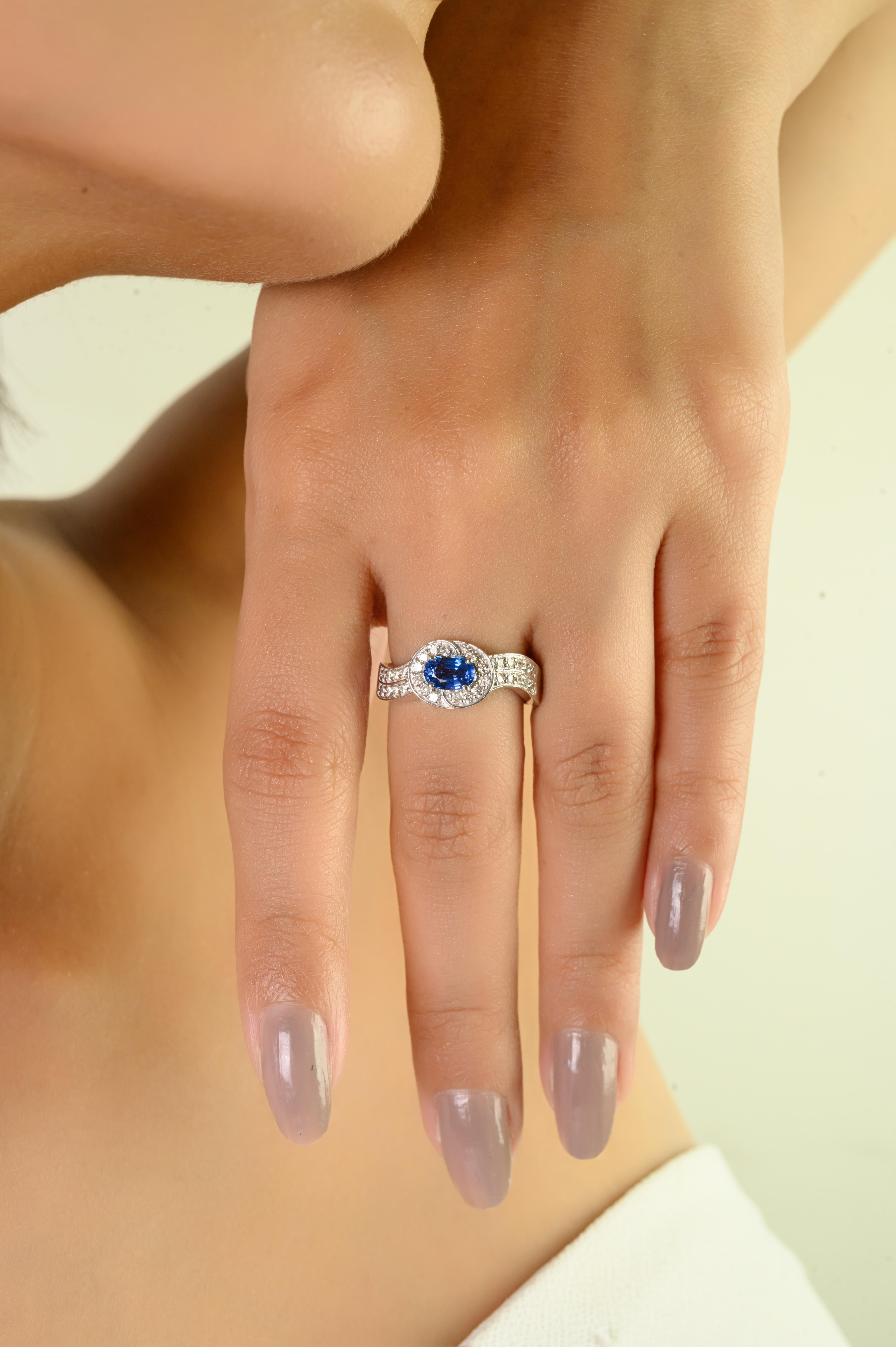 En vente :  VR Jewels Bague ondulée en or blanc 14 carats avec saphir bleu de taille ovale et diamant en halo 8