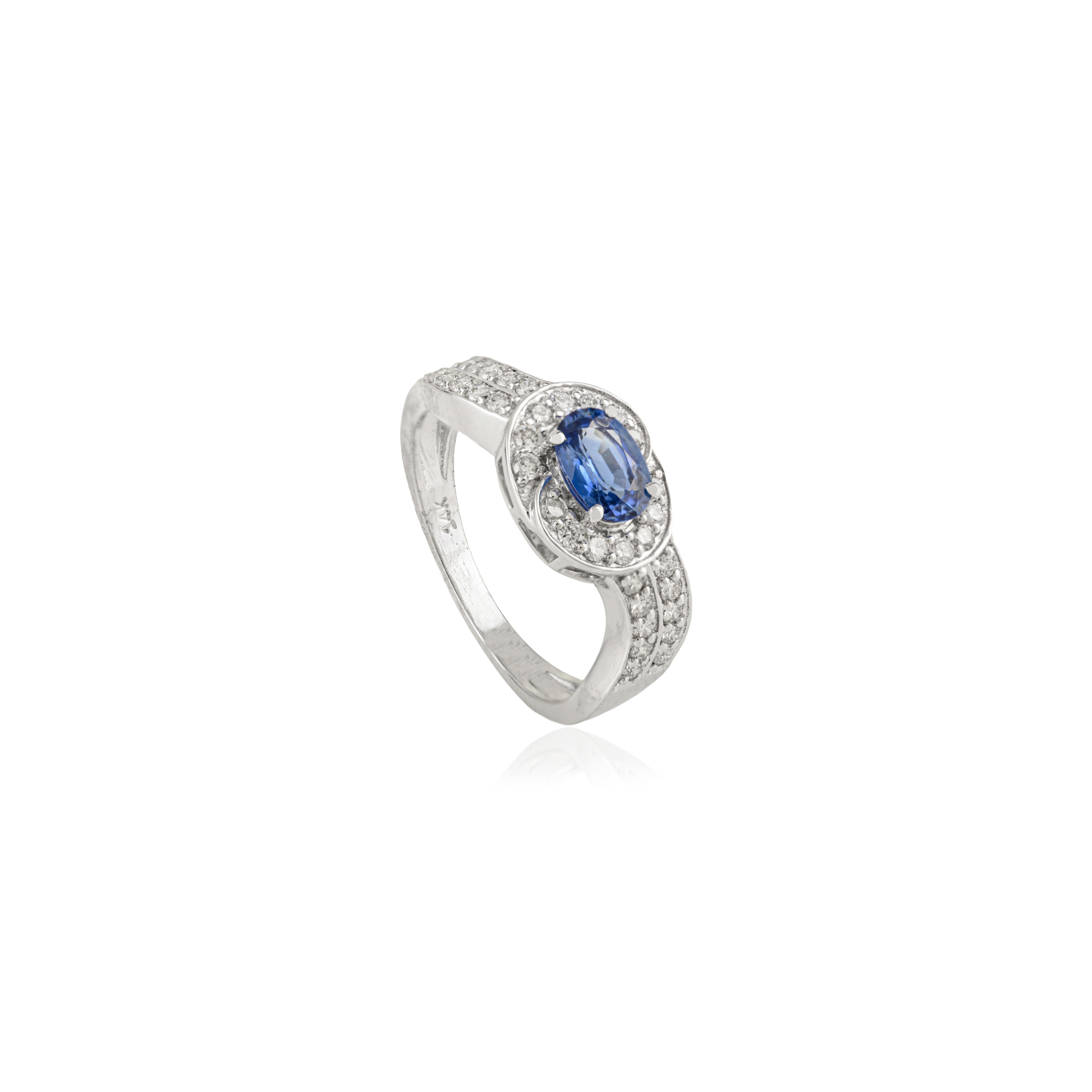 En vente :  VR Jewels Bague ondulée en or blanc 14 carats avec saphir bleu de taille ovale et diamant en halo 9