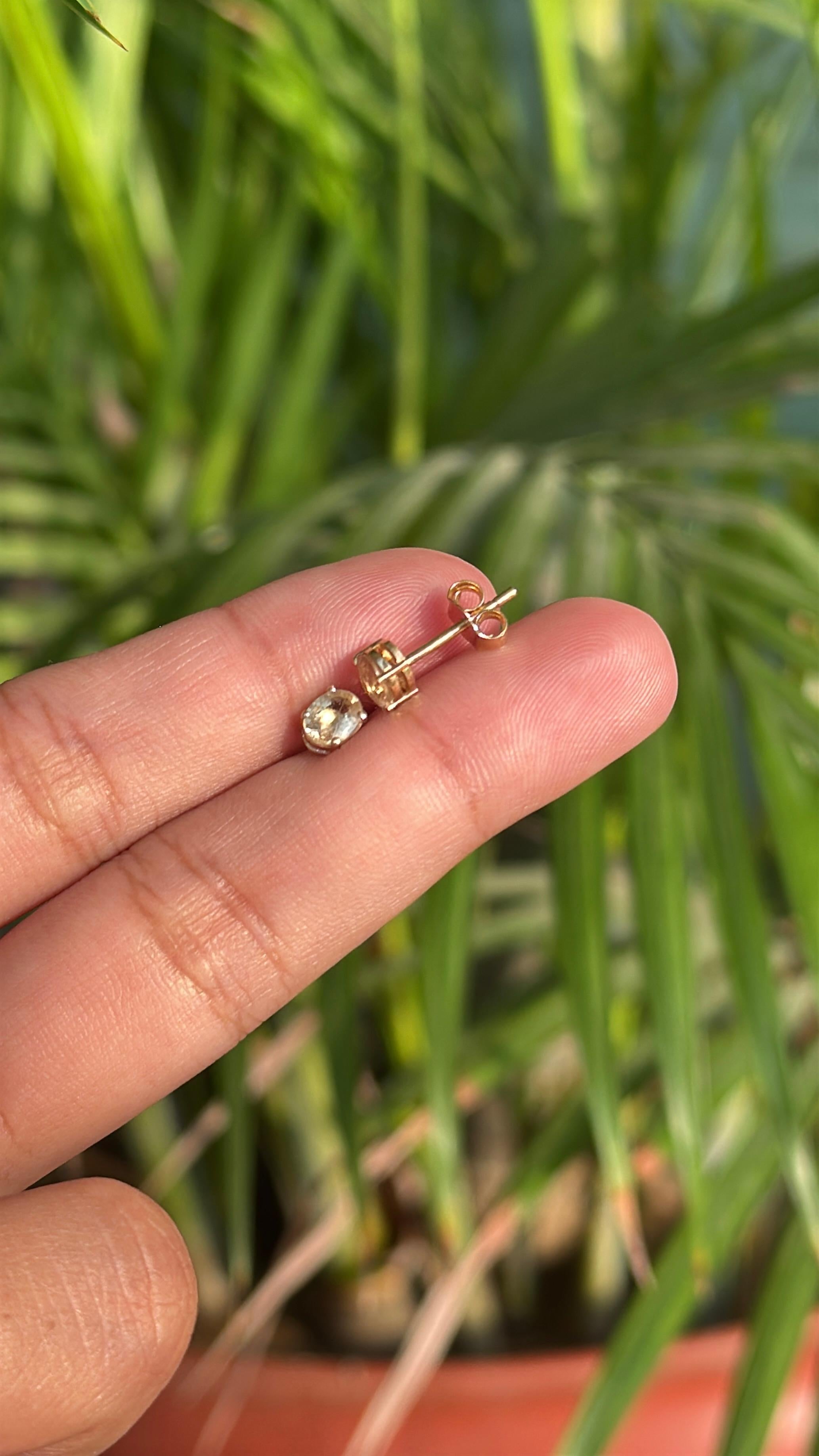 Taille ovale VR Jewels Boucles d'oreilles solitaires en or jaune 14 carats avec saphir jaune ovale en vente