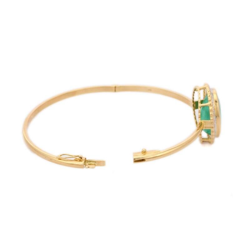 Modern Halo Diamond and 10.87 Ct Emerald Bangle Bracelet in 18k Solid Yellow Gold For Sale
