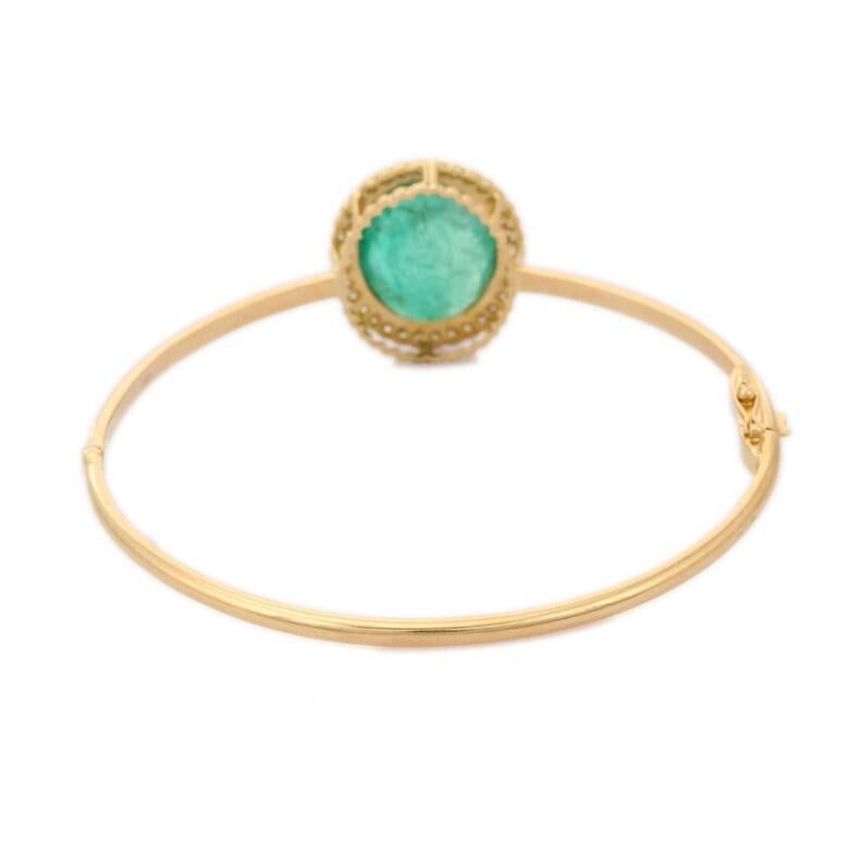 Cabochon Halo Diamond and 10.87 Ct Emerald Bangle Bracelet in 18k Solid Yellow Gold For Sale