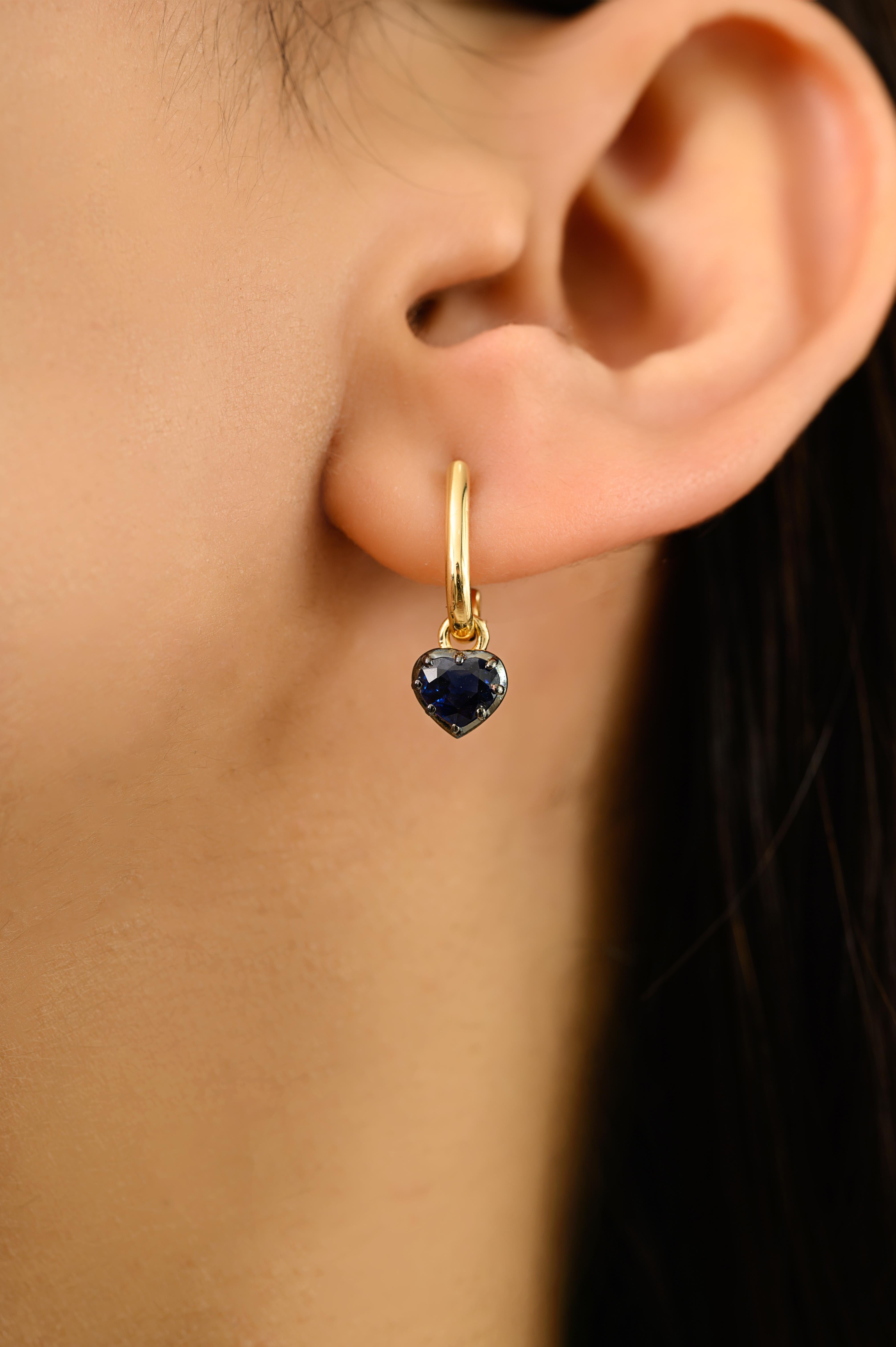 Questi squisiti orecchini sono realizzati in oro giallo 18 carati e oro giallo annerito e presentano due zaffiri blu a forma di cuore con un peso totale di 0,93 carati. Ogni zaffiro di 4x5 mm irradia una ricca e vellutata tonalità blu ed è