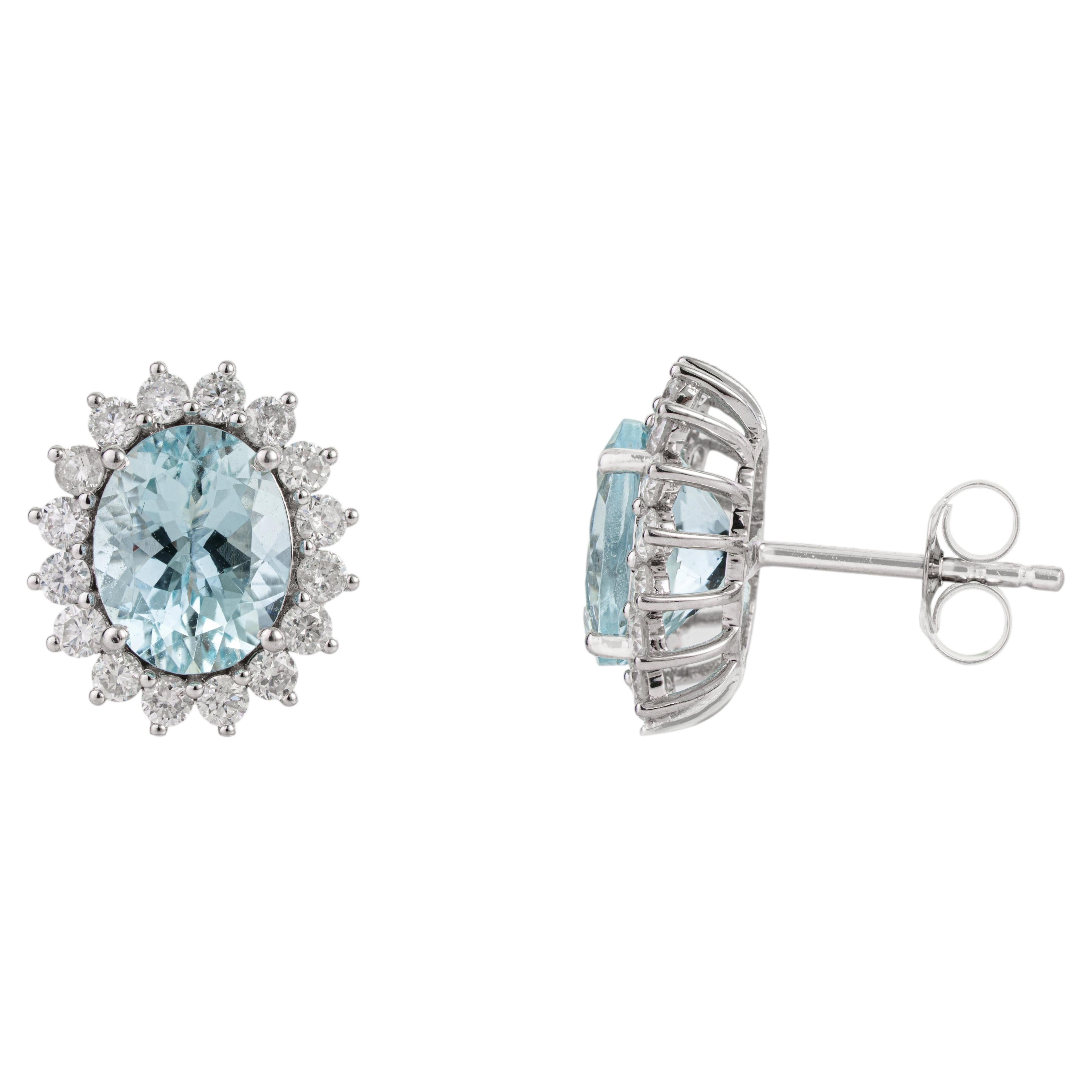 Orecchini a bottone VR Jewels con diamanti e acquamarina ovale da 3,72 ct con montatura a halo in oro bianco 14K