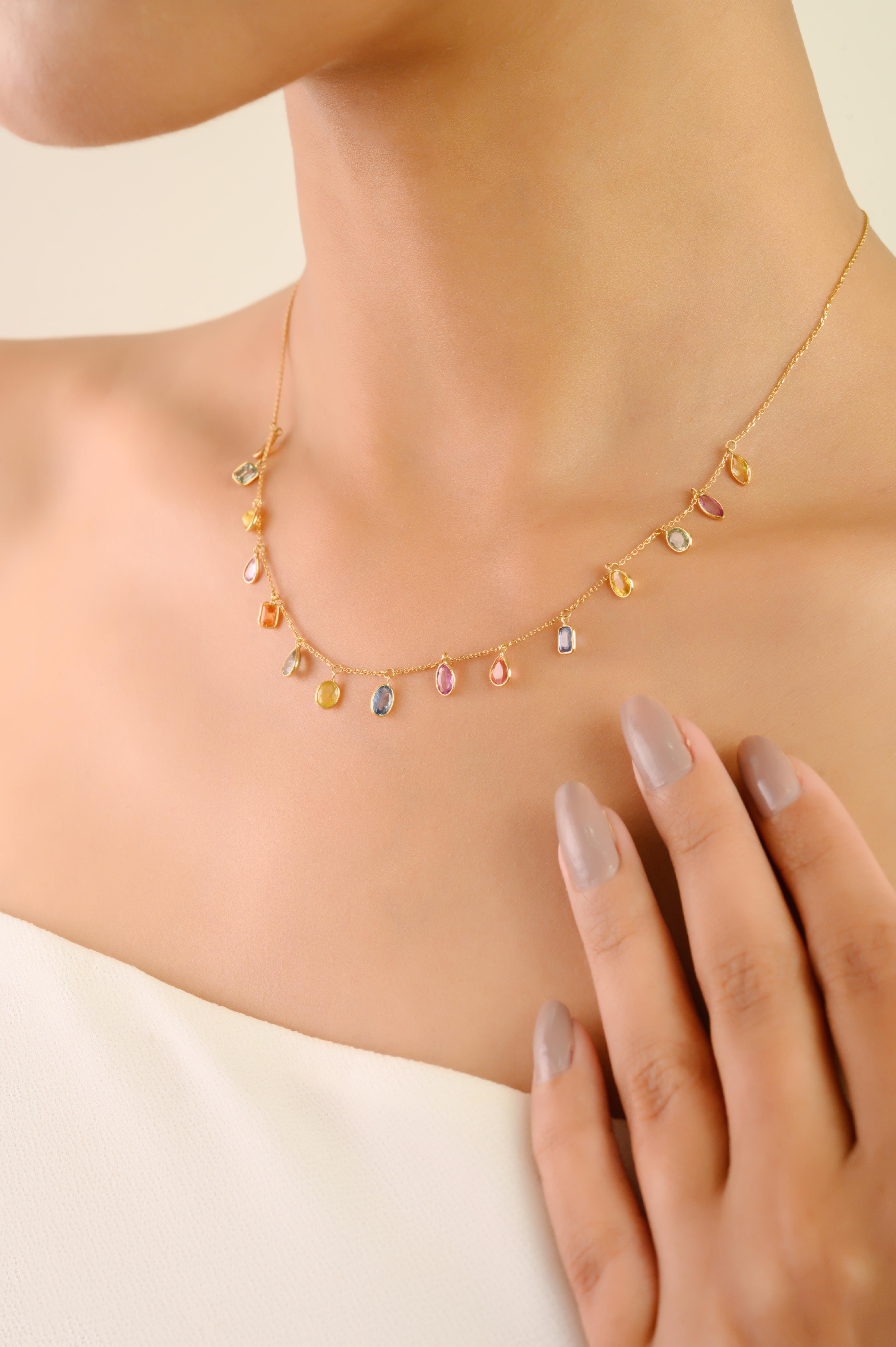 Dieses klassische Fransencollier mit 15 Multisaphiren im Birnenschliff von insgesamt 4,45 Karat ist in 18-karätigem Gelbgold gefasst. Jeder Edelstein ist in gemischten Formen und abgestuften Größen gefertigt und in Lünettenfassungen gefasst. Die