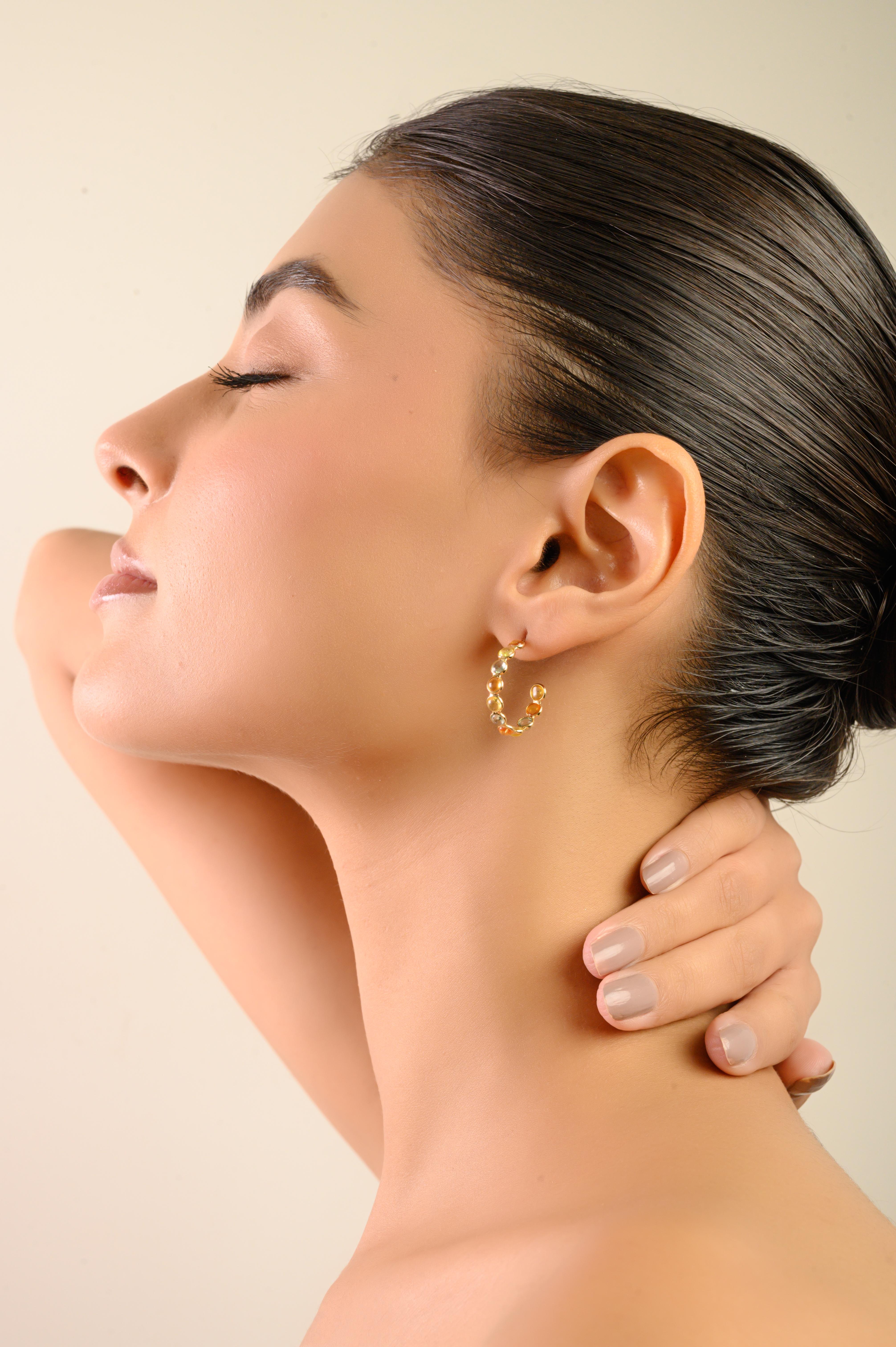 Ces élégantes boucles d'oreilles sont ornées de 22 saphirs multiples naturels de taille ronde totalisant 5,59 carats, méticuleusement sertis dans un riche or jaune 18 carats. Chaque pierre précieuse mesure environ 3,2 mm et est solidement maintenue