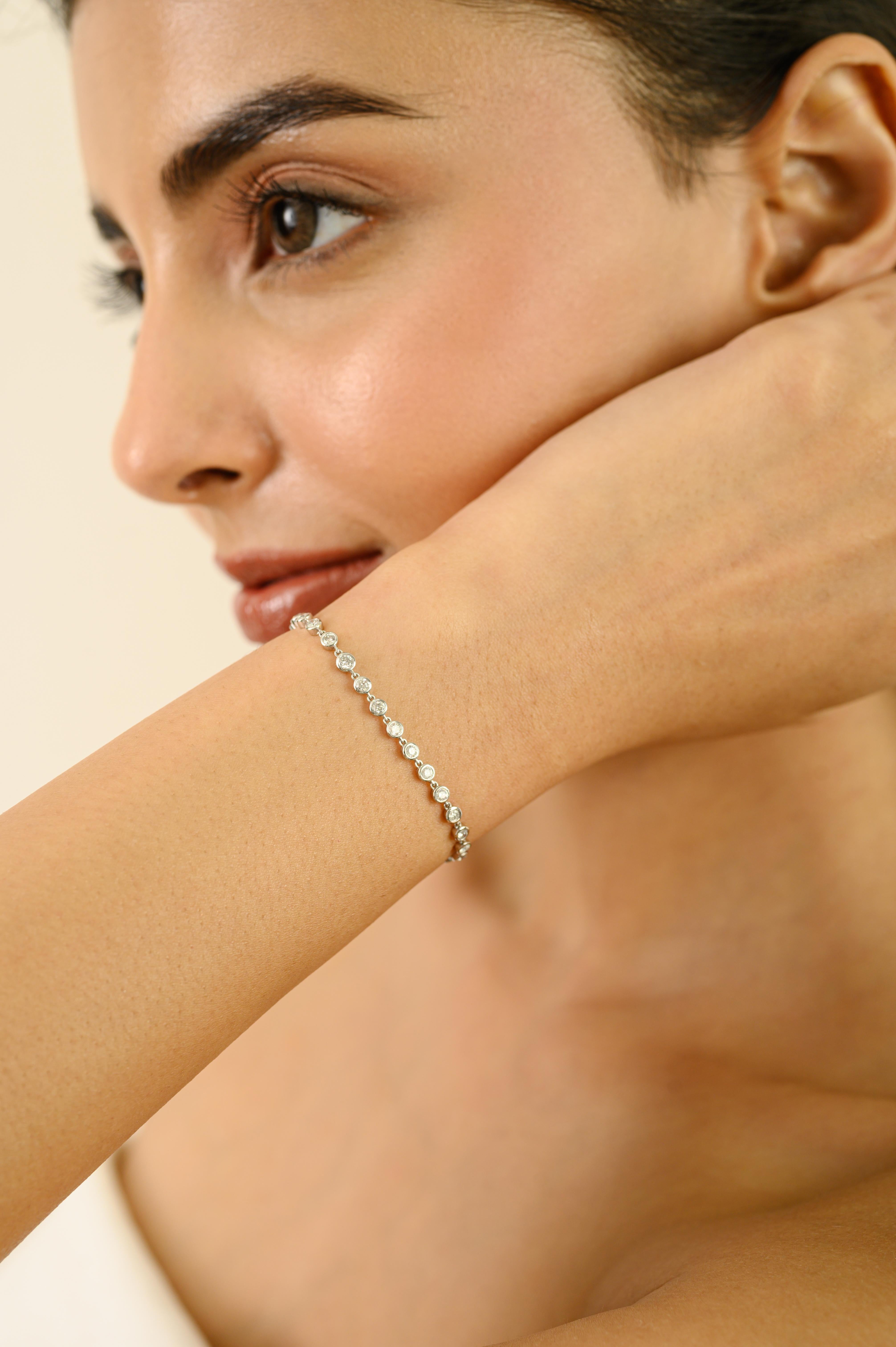 Esta elegante pulsera de tenis de diamantes exhibe 39 diamantes de talla redonda con un total de 3,63 quilates, bellamente engastados en oro blanco de 14 quilates. Cada diamante mide aproximadamente 2,5 mm y está engarzado en bisel para una mayor