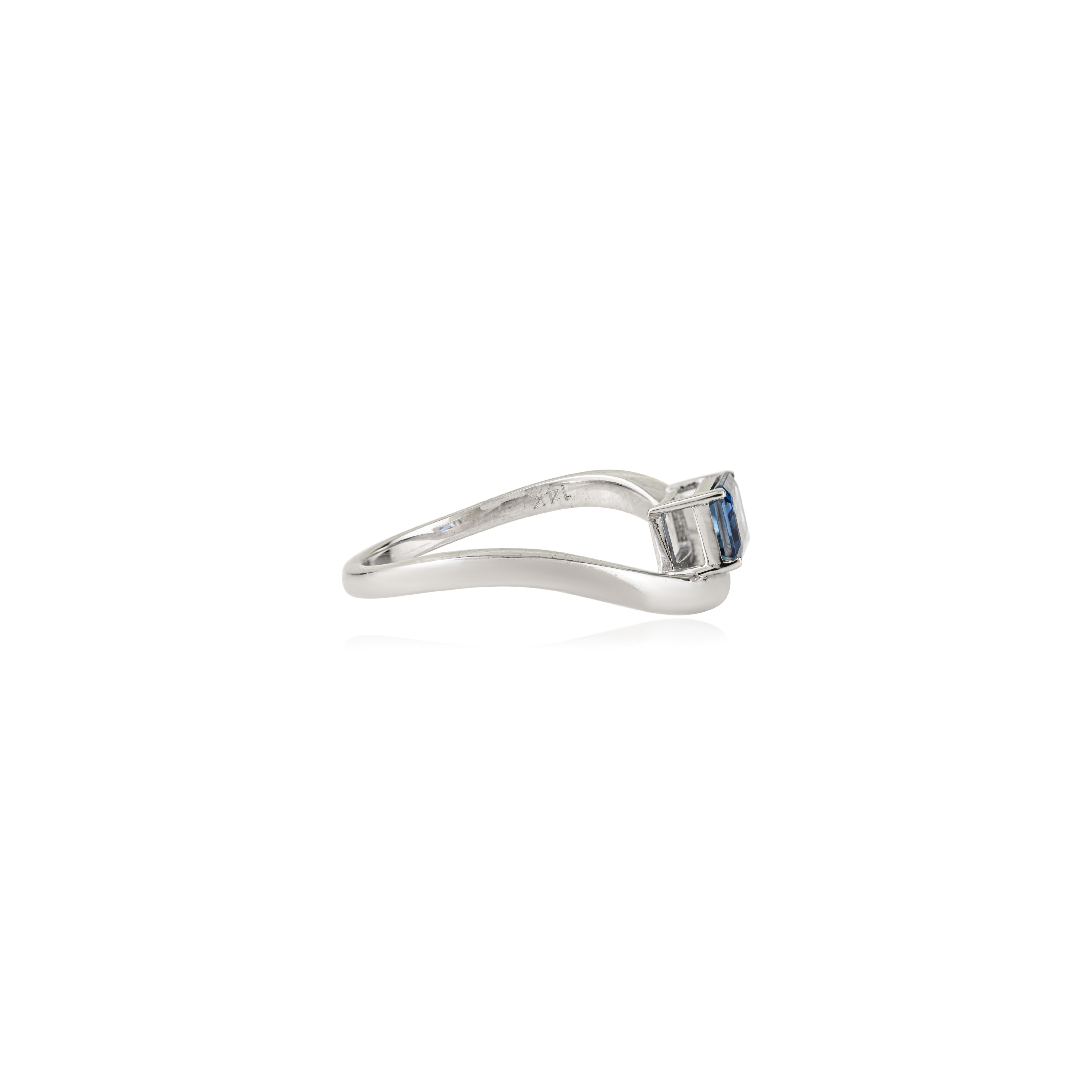 Im Angebot: VR Jewels Minimalistischer 14K Weißgold Smaragd-Schliff Natürlicher Blauer Saphir Wellenring () 3