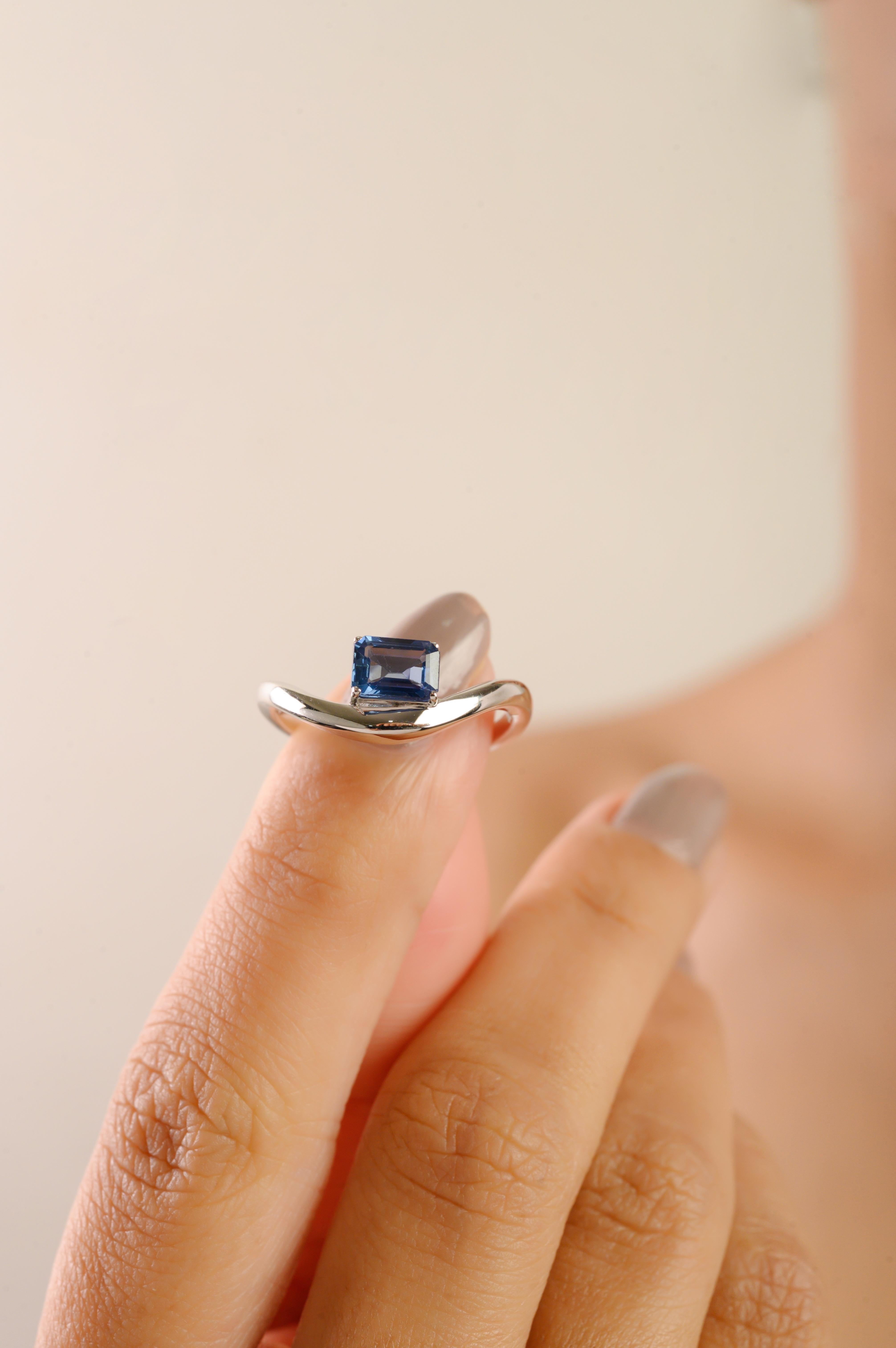 Im Angebot: VR Jewels Minimalistischer 14K Weißgold Smaragd-Schliff Natürlicher Blauer Saphir Wellenring () 6