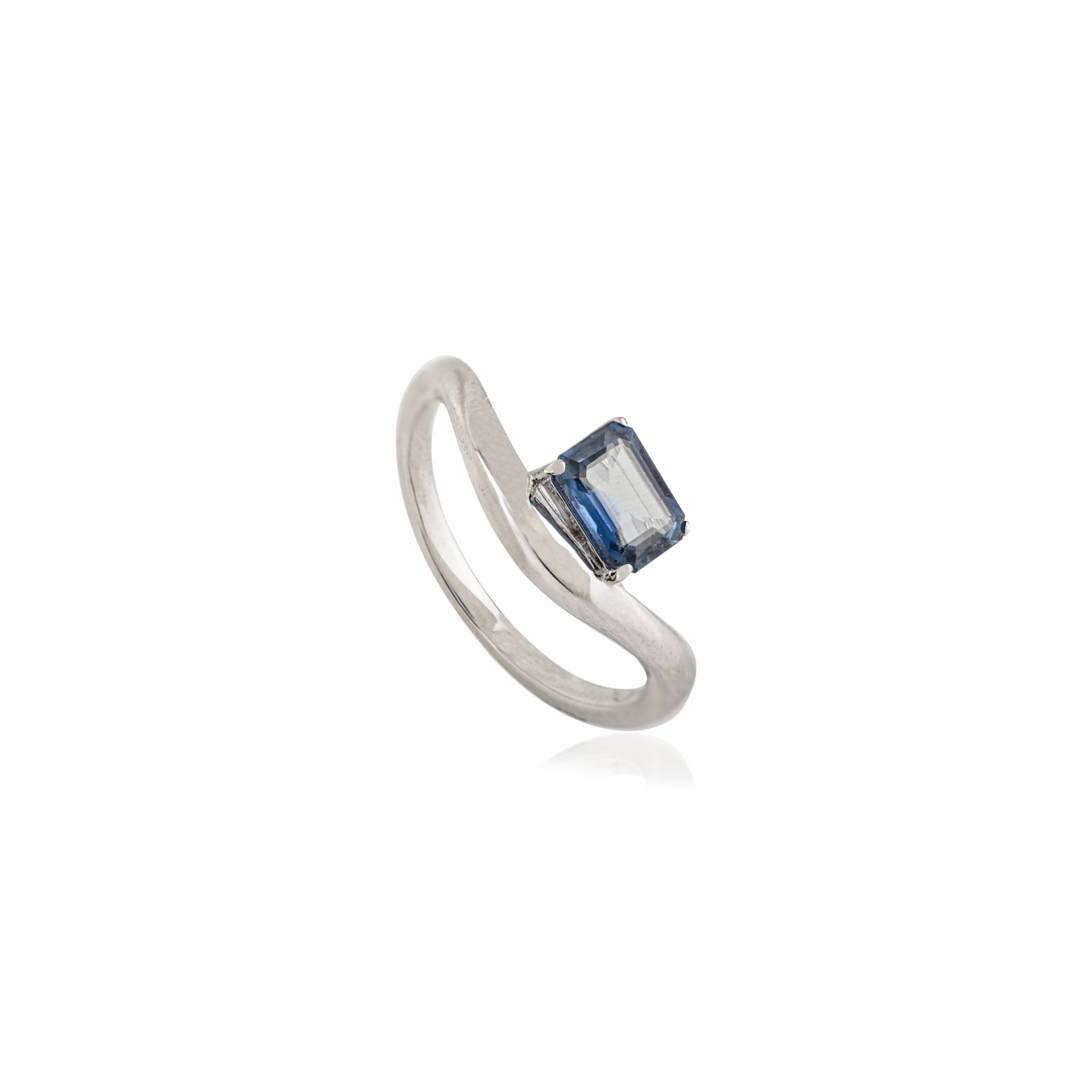 Im Angebot: VR Jewels Minimalistischer 14K Weißgold Smaragd-Schliff Natürlicher Blauer Saphir Wellenring () 7