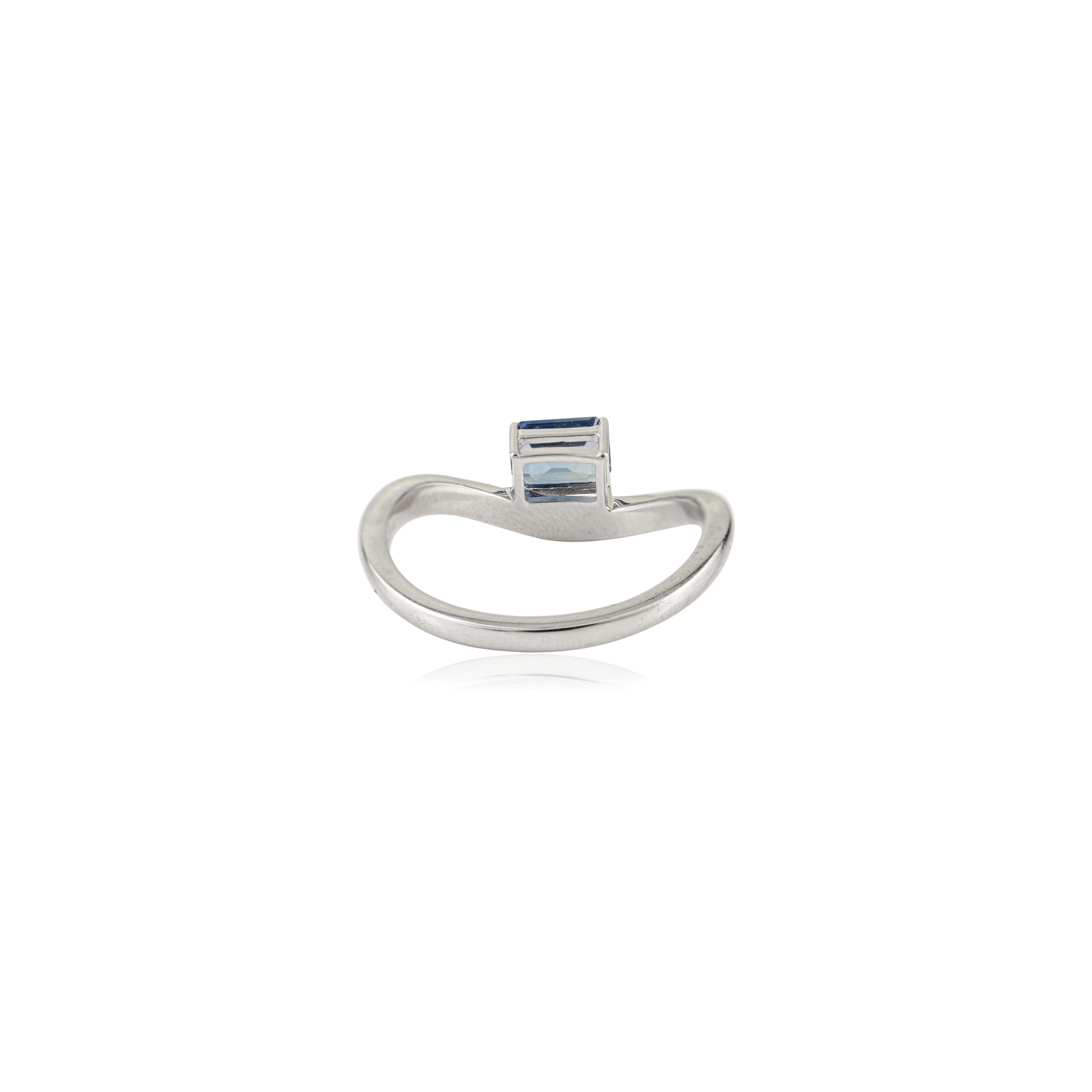 Im Angebot: VR Jewels Minimalistischer 14K Weißgold Smaragd-Schliff Natürlicher Blauer Saphir Wellenring () 9