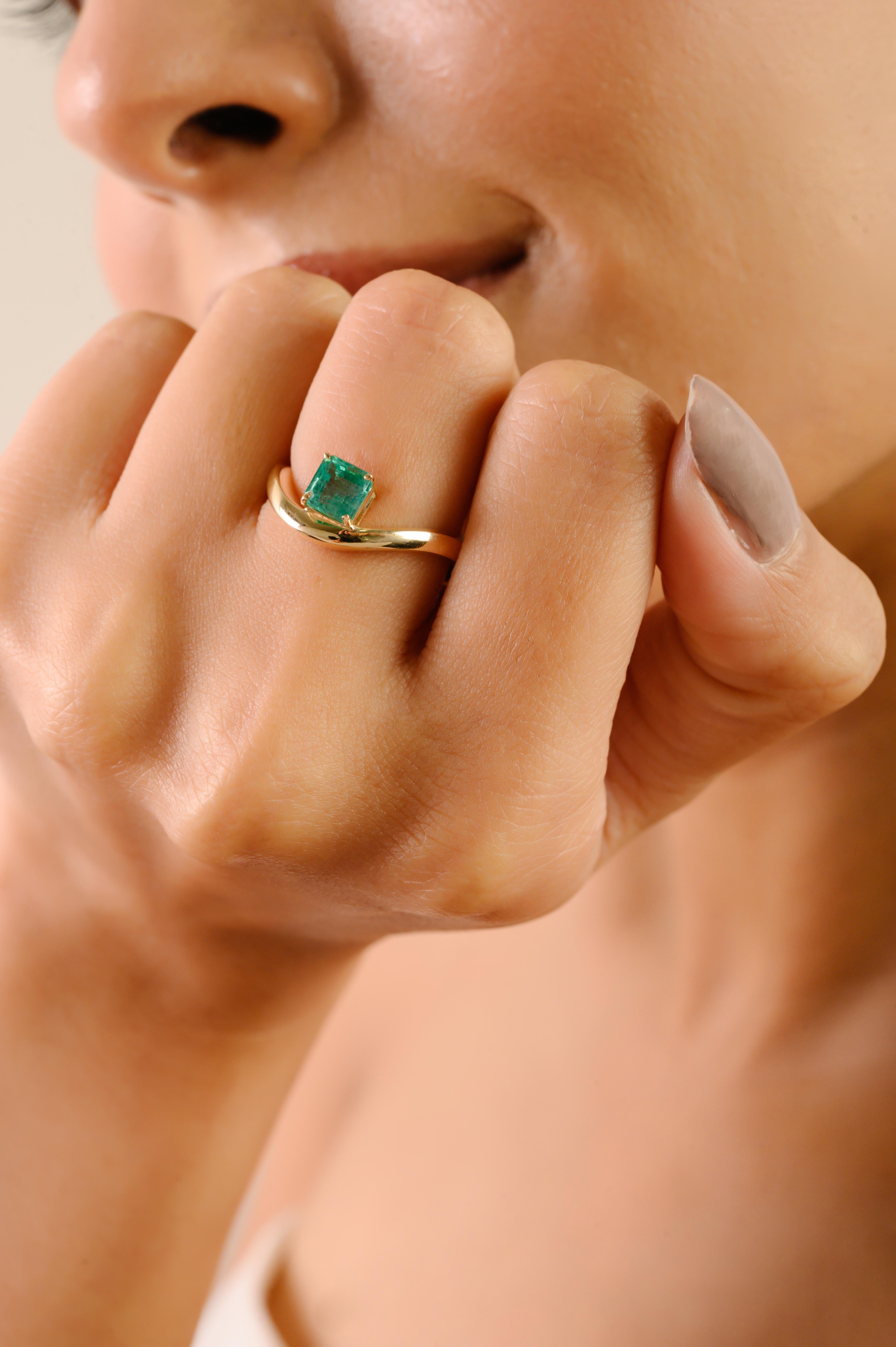 En venta: VR Jewels Anillo de oro amarillo macizo de 14 quilates con esmeralda ondulada y solitario de talla cuadrada  3