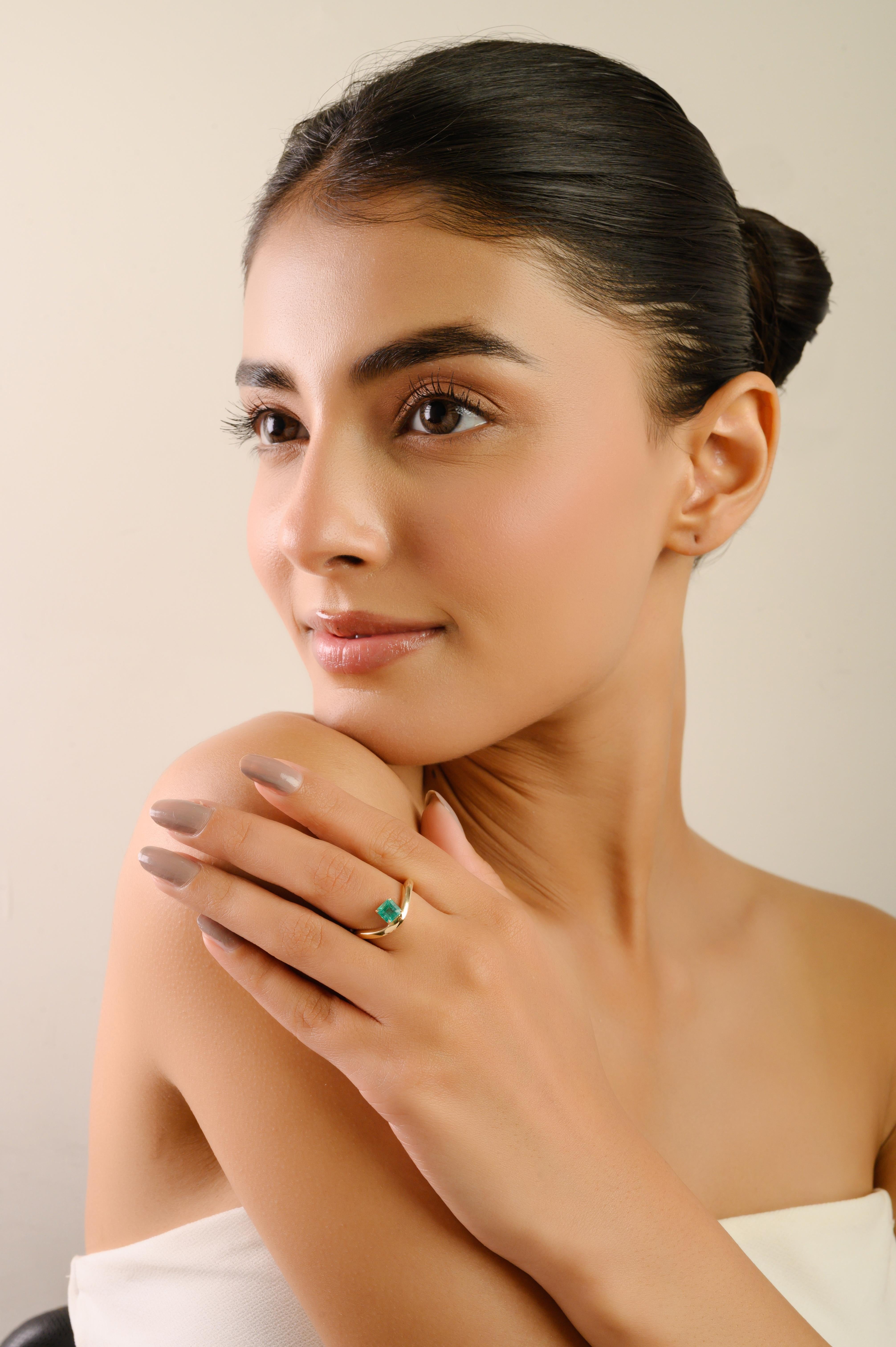 En venta: VR Jewels Anillo de oro amarillo macizo de 14 quilates con esmeralda ondulada y solitario de talla cuadrada  7