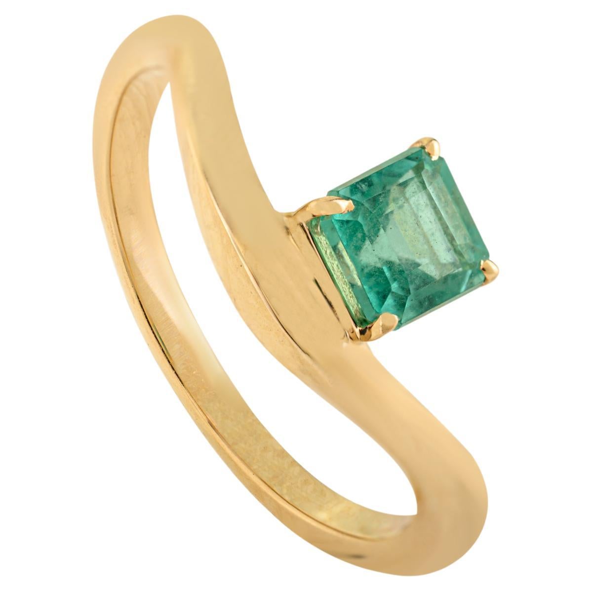 En venta: VR Jewels Anillo de oro amarillo macizo de 14 quilates con esmeralda ondulada y solitario de talla cuadrada