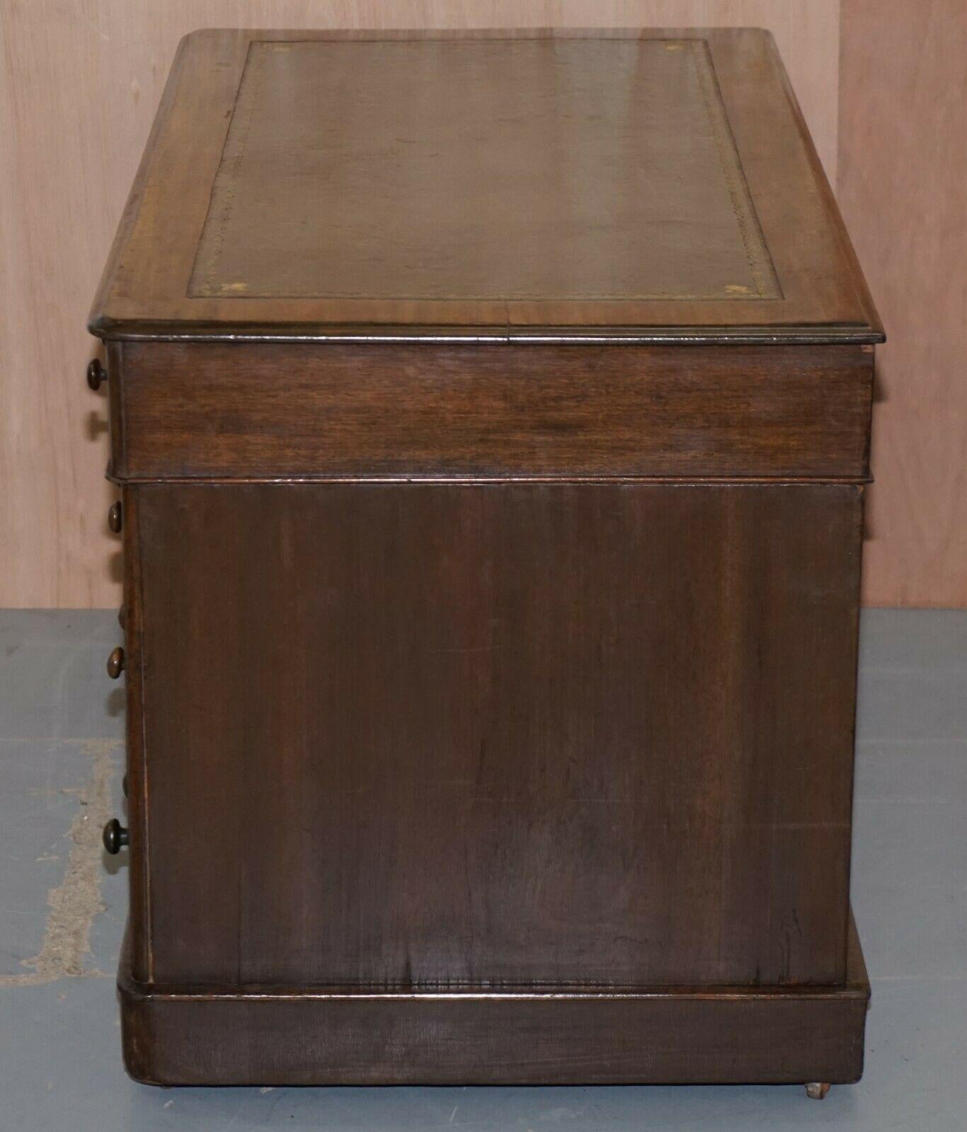 VR gestempelt Victoria Regina Hartholz Twin Pedestal Partner Schreibtisch viktorianisch, 1860 (Leder) im Angebot