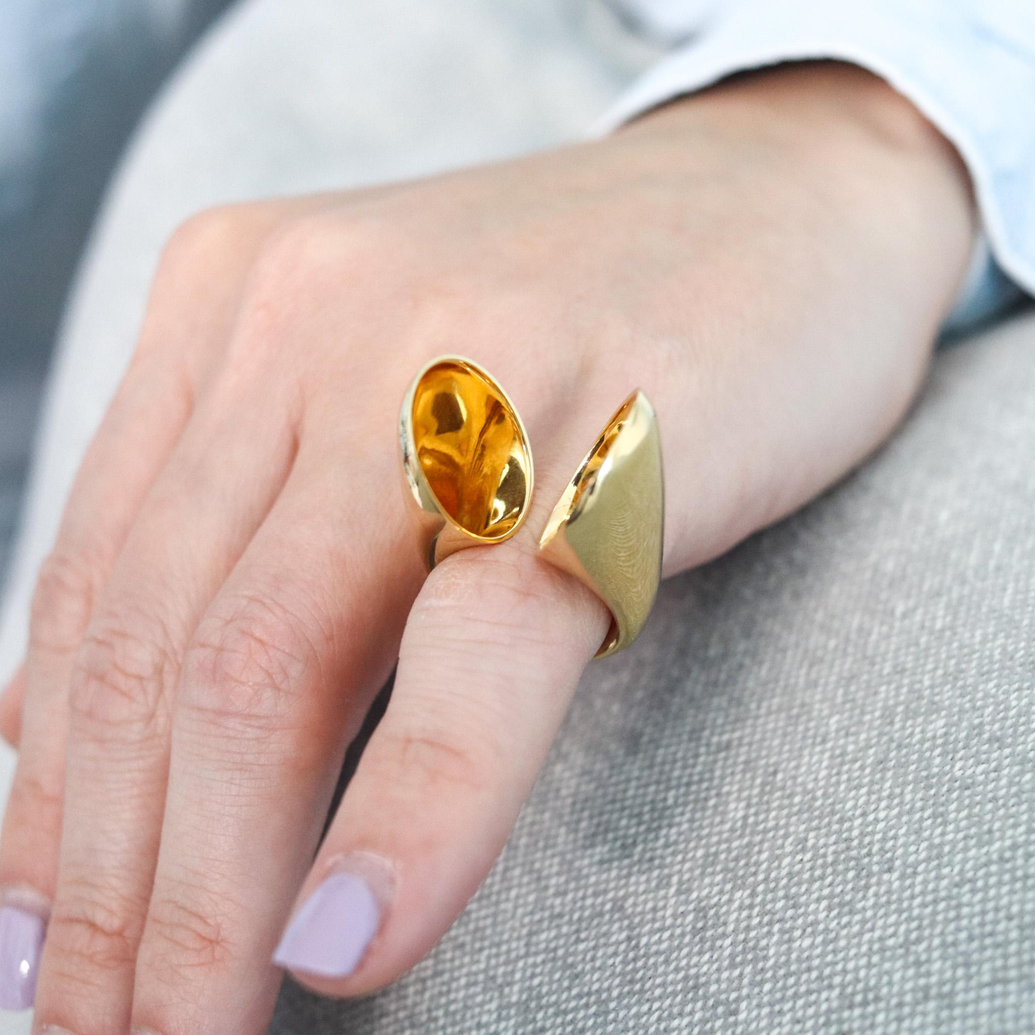 Vram Minassian Modernist Bague Echo en or jaune poli 18 carats en vente 3