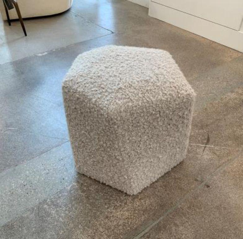 Progettato dall'architetto d'interni parigino Tristan Auer, l'ottomana Vrille ha una forma geometrica sfaccettata e complessa che affascina da ogni angolazione. Il pezzo imbottito su misura può essere utilizzato da solo o in un gruppo di multipli