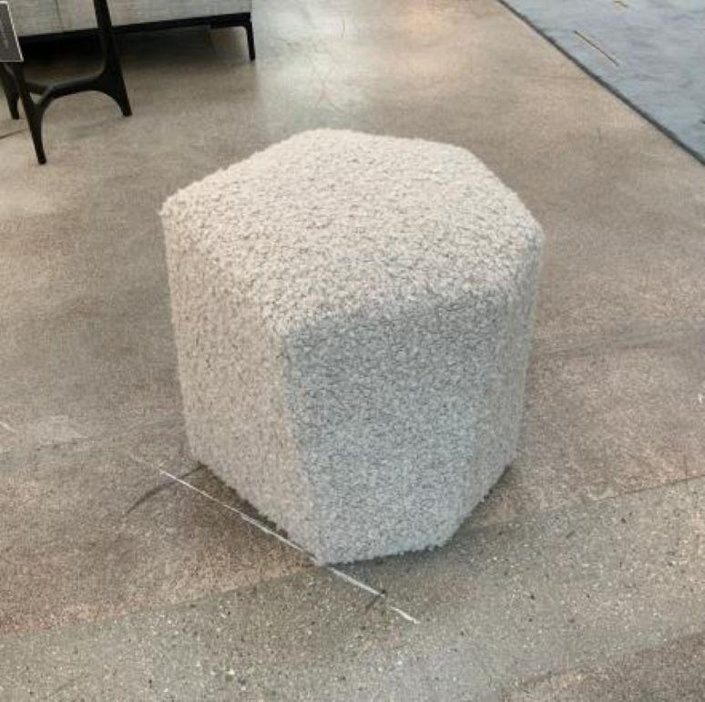 Der von dem Pariser Innenarchitekten Tristan Auer entworfene Vrille Ottoman hat eine komplexe, facettierte geometrische Form, die aus allen Blickwinkeln fasziniert. Das maßgefertigte Polsterelement kann allein oder in mehreren Exemplaren für