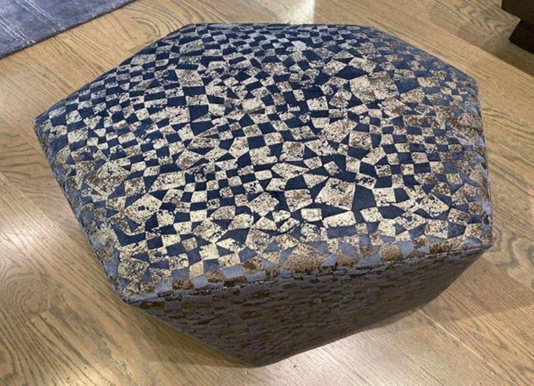 Progettato dall'architetto d'interni parigino Tristan Auer, l'ottomana Vrille ha una forma geometrica sfaccettata e complessa che affascina da ogni angolazione. Il pezzo imbottito su misura può essere utilizzato da solo o in un gruppo di multipli