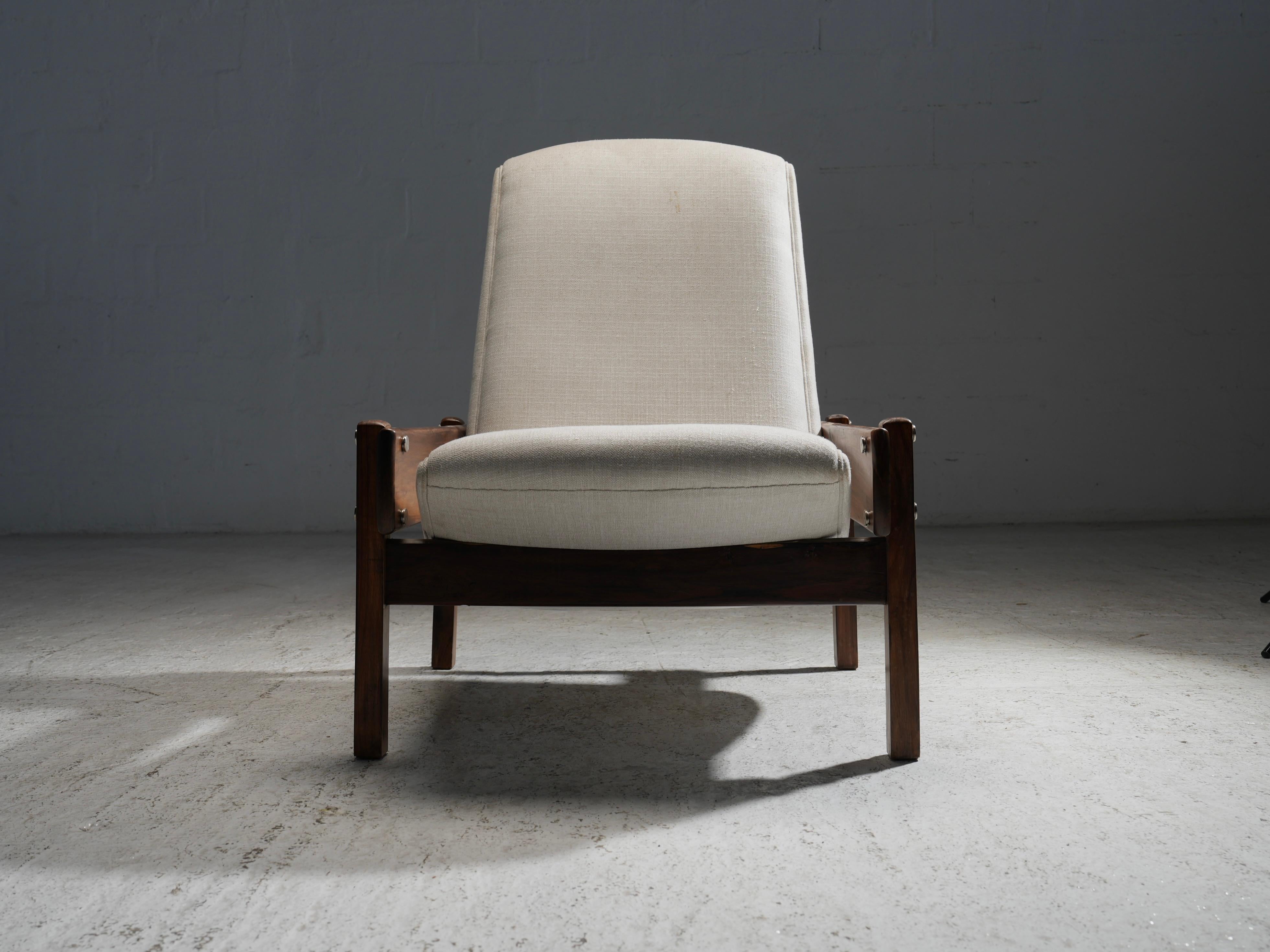 Brazilian 'Vronka' Armchair by Sergio Rodrigues in Wood and Fabric, Brazil, 1962 For Sale
