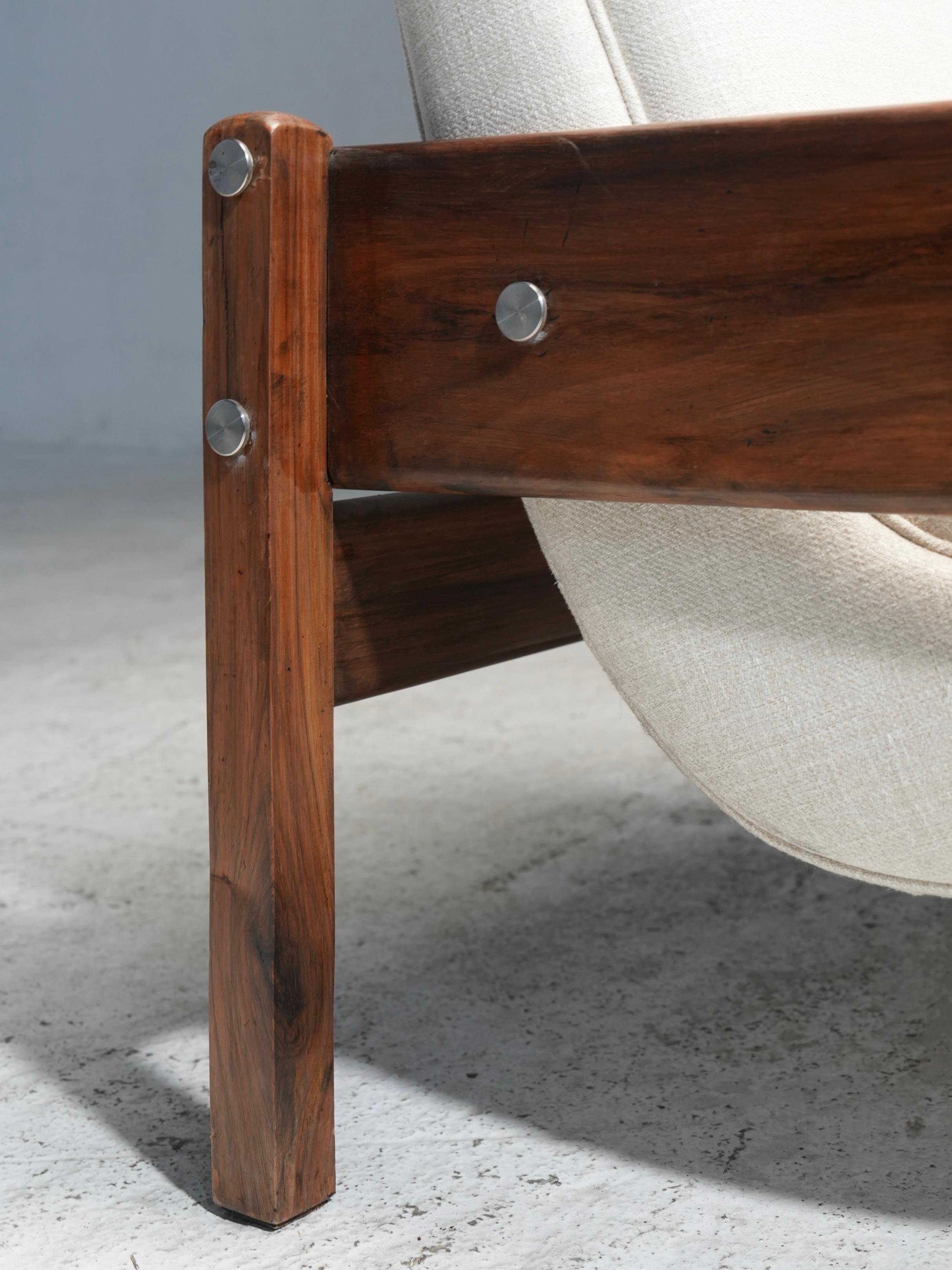 'Vronka' Armchair by Sergio Rodrigues in Wood and Fabric, Brazil, 1962 In Good Condition For Sale In Uithoorn, NL