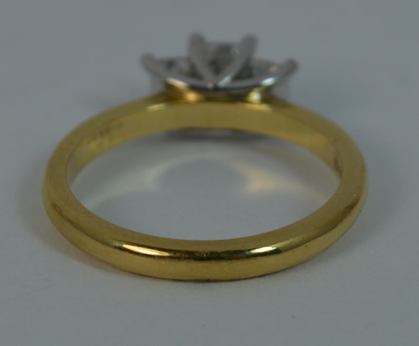 VS 0.91 Carat Diamond and 18 Carat Gold Trilogy Ring 3