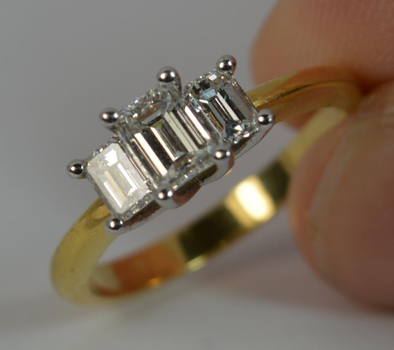 VS 0.91 Carat Diamond and 18 Carat Gold Trilogy Ring 6