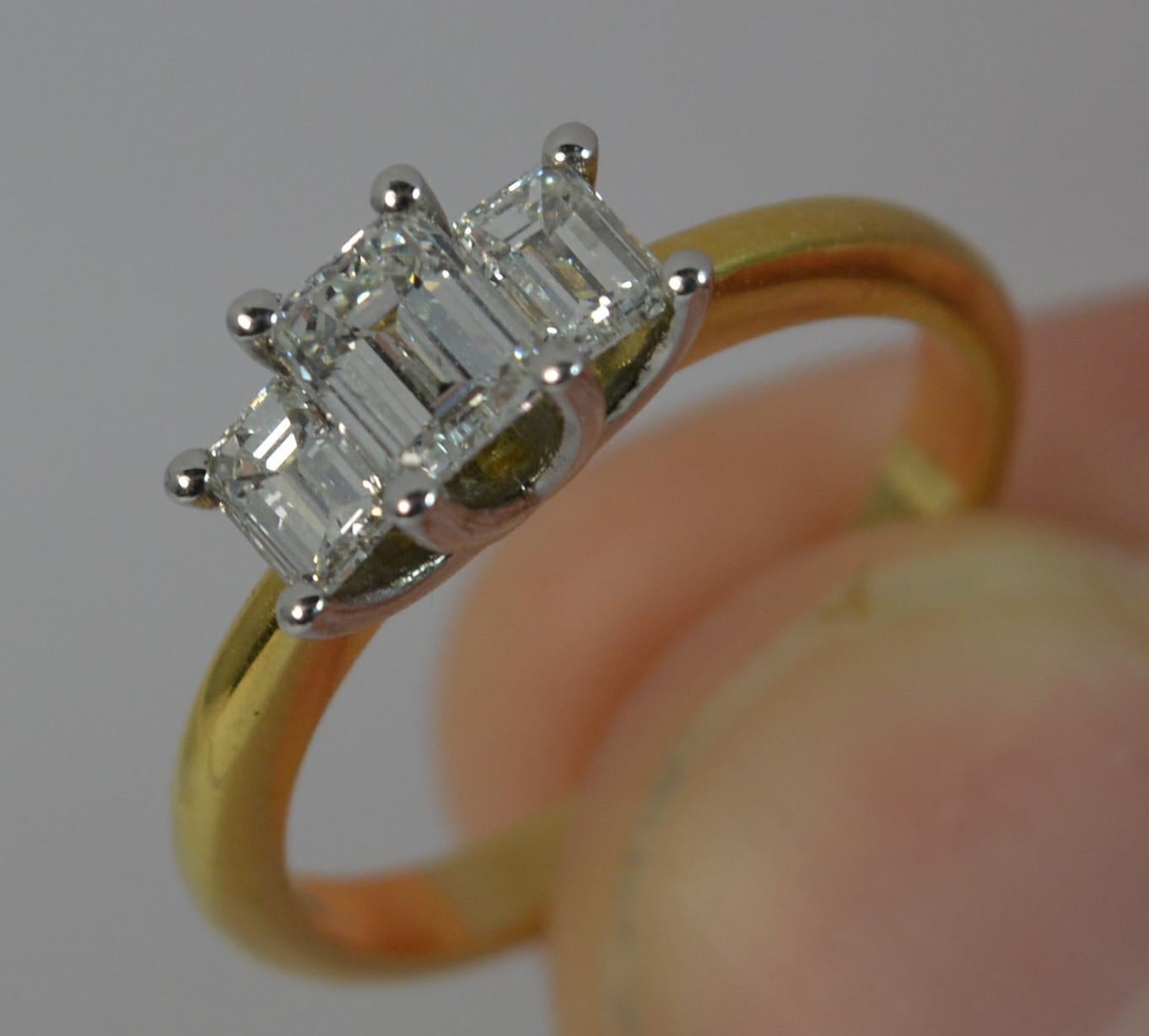 VS 0.91 Carat Diamond and 18 Carat Gold Trilogy Ring In Excellent Condition In St Helens, GB