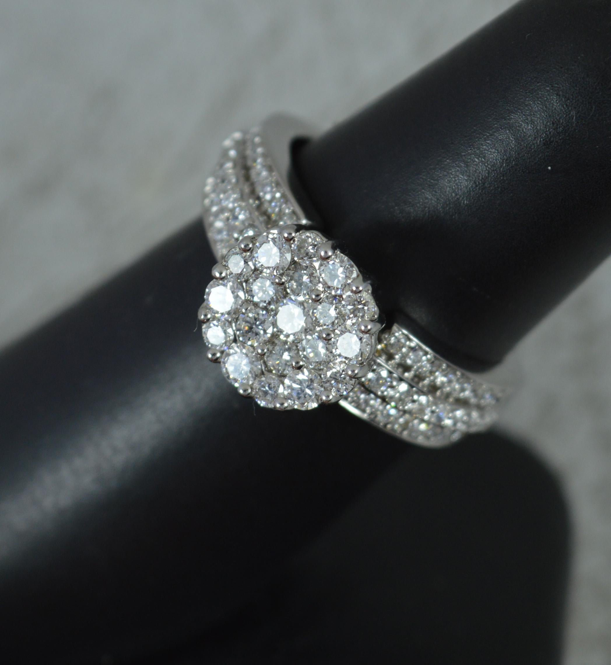 Vs 1.00ct Diamond and Platinum Tomas Rae Cluster Ring For Sale 2