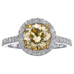 VS 2.42 Carat Total Weight Fancy Round Diamond Halo - 18 kt. White gold - Ring