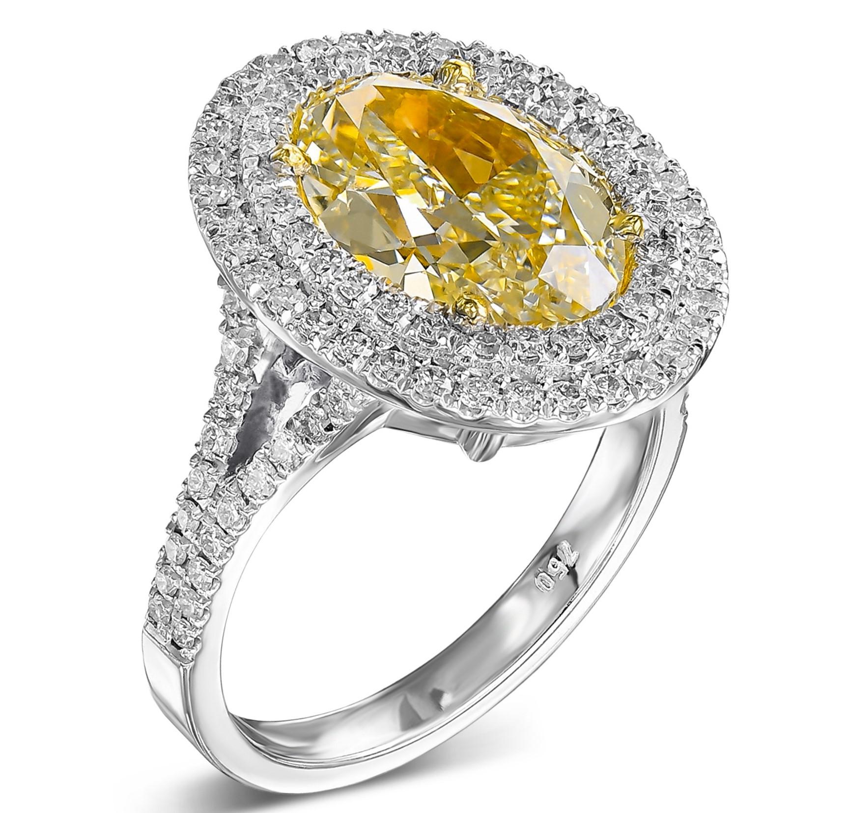 VS 4.82 CTTW Fancy Light Yellow Diamond Halo - 18 kt. White gold - Ring In New Condition In Ramat Gan, IL